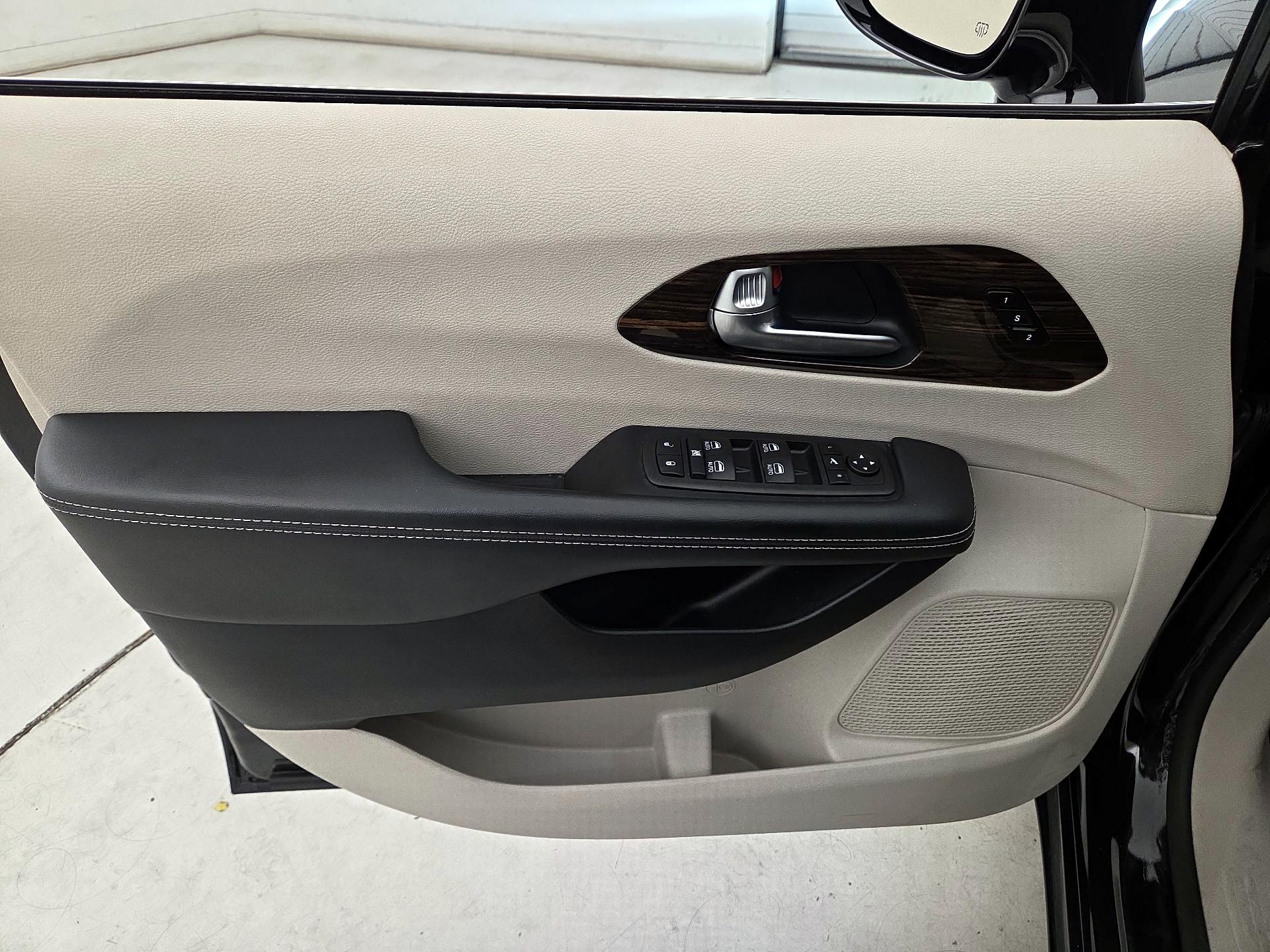 Thumbnail: 2023 Chrysler Pacifica - 12