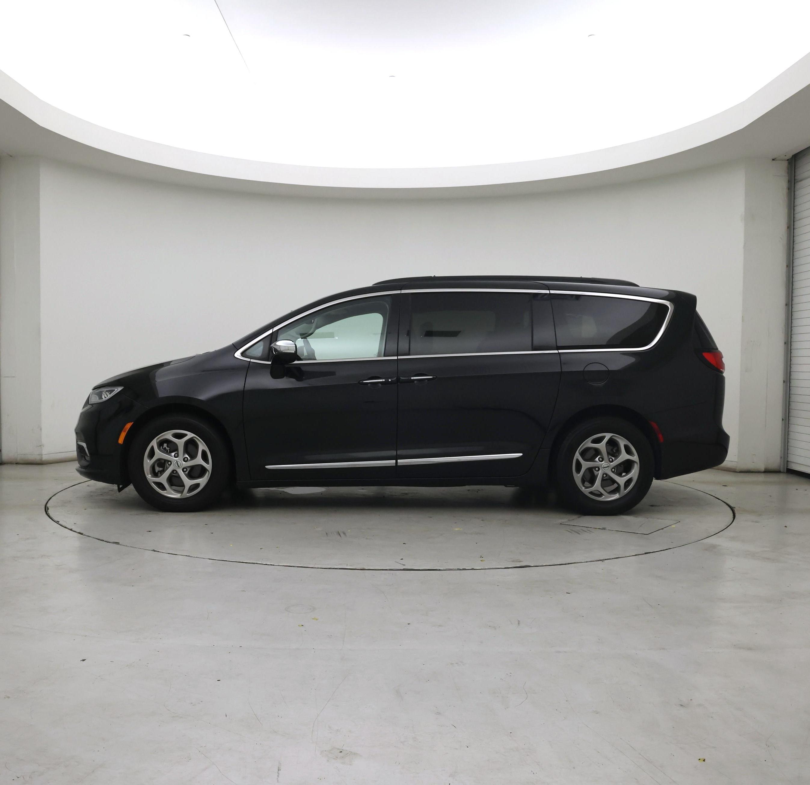 Thumbnail: 2023 Chrysler Pacifica - 3