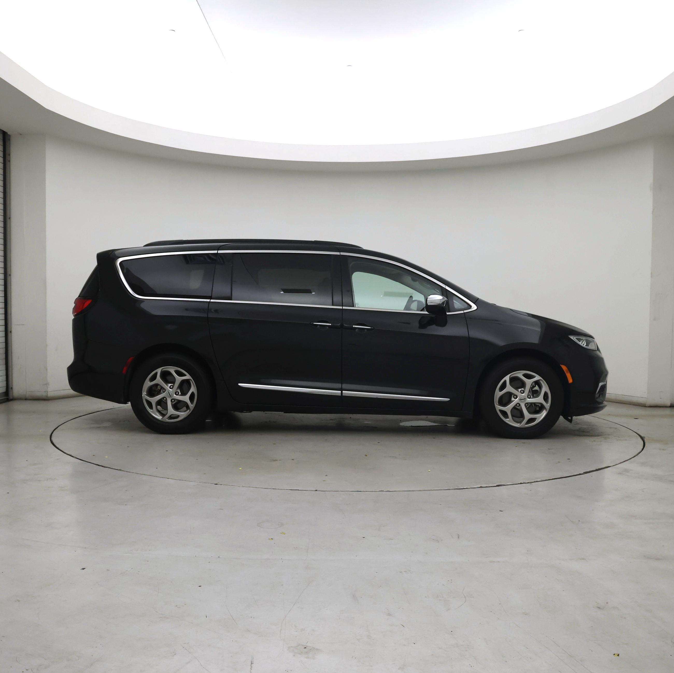 Thumbnail: 2023 Chrysler Pacifica - 7
