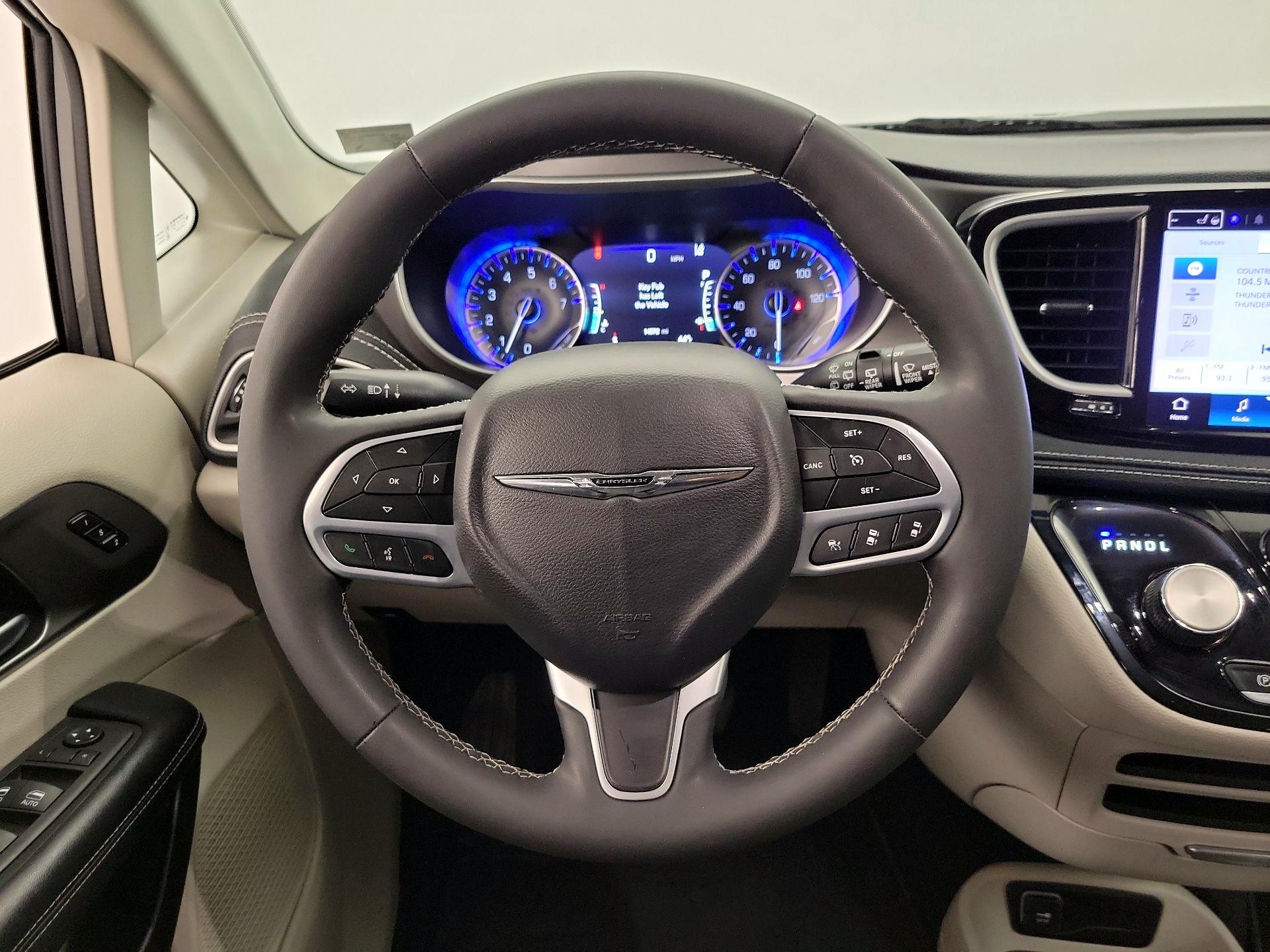 Thumbnail: 2023 Chrysler Pacifica - 10