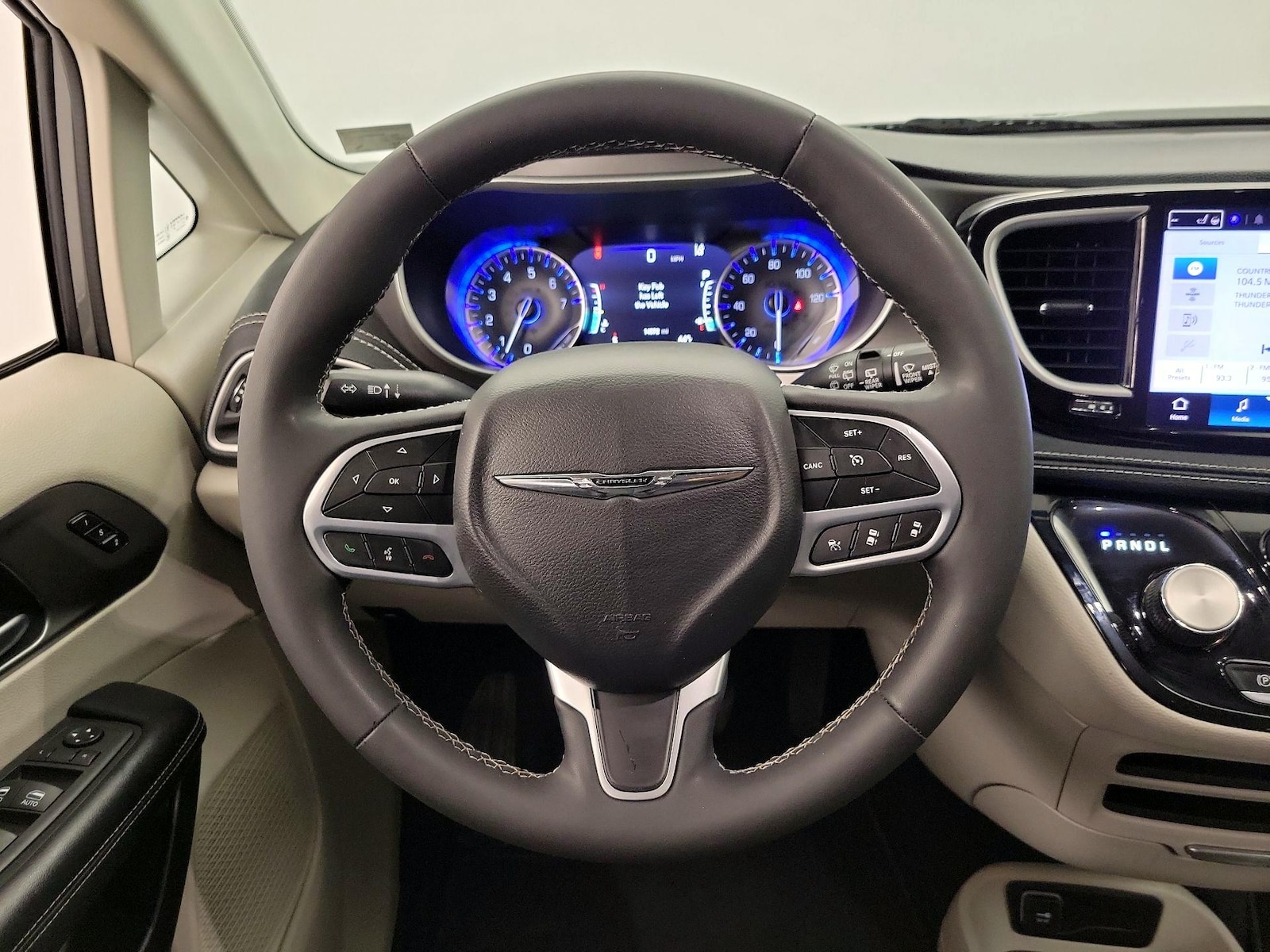 2023 Chrysler Pacifica Touring L - Photo 11