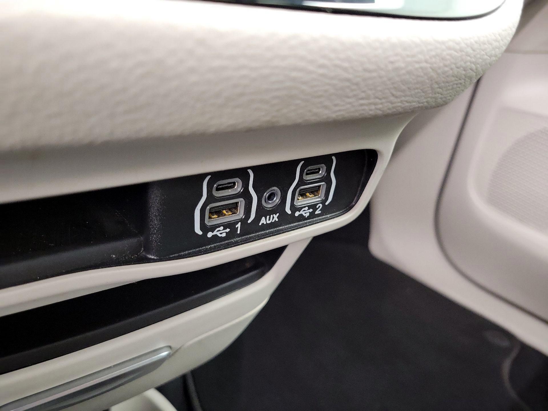 Thumbnail: 2023 Chrysler Pacifica - 18