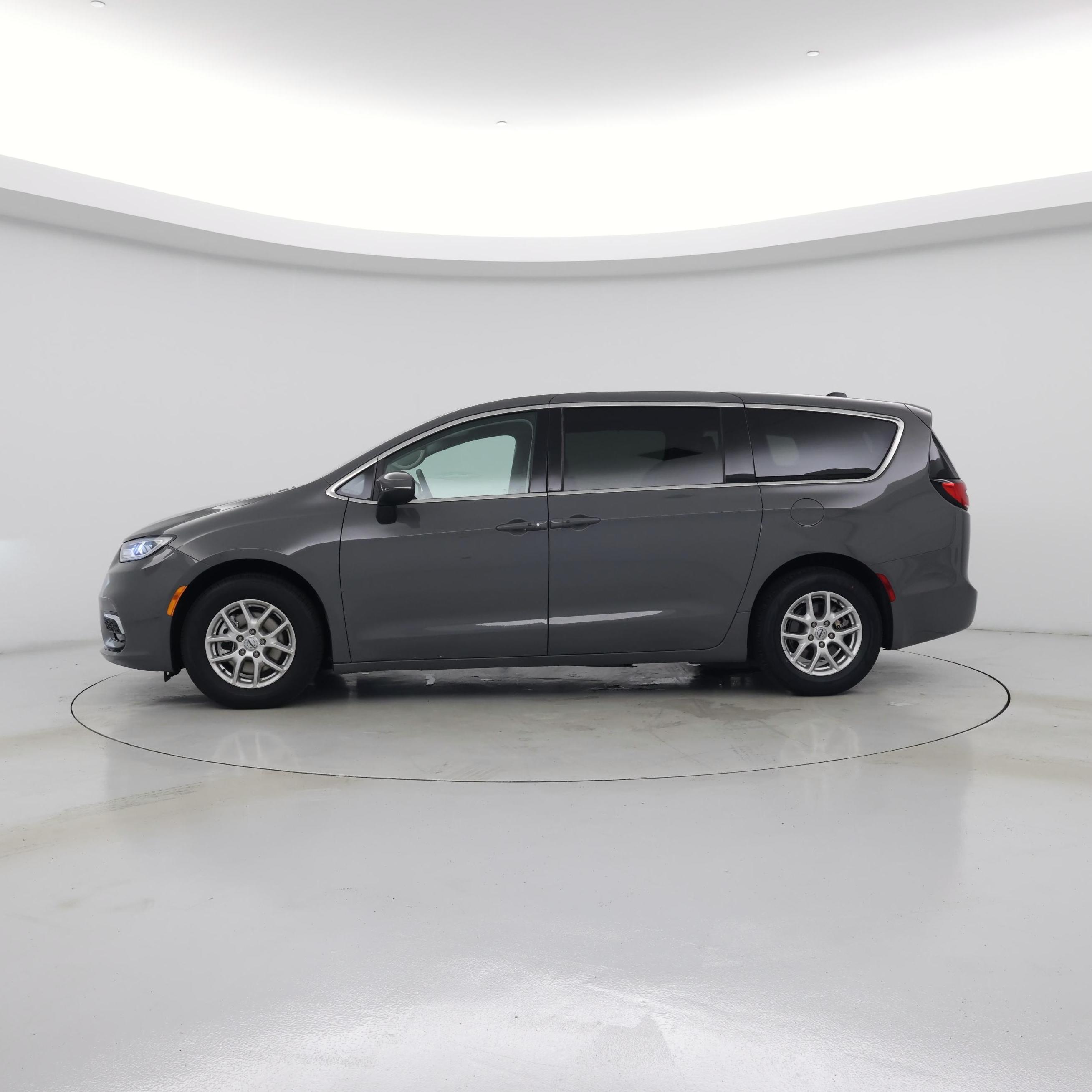 Thumbnail: 2023 Chrysler Pacifica - 3
