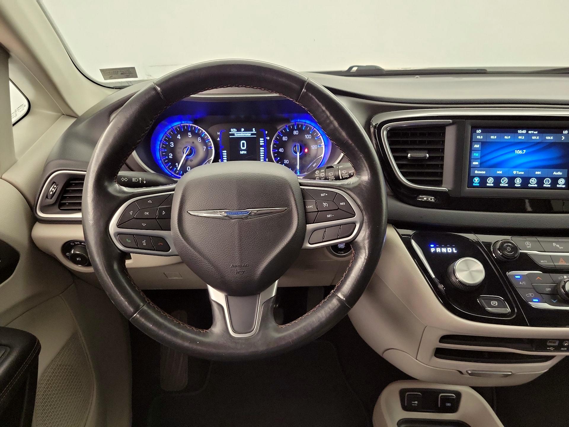Thumbnail: 2020 Chrysler Pacifica - 10