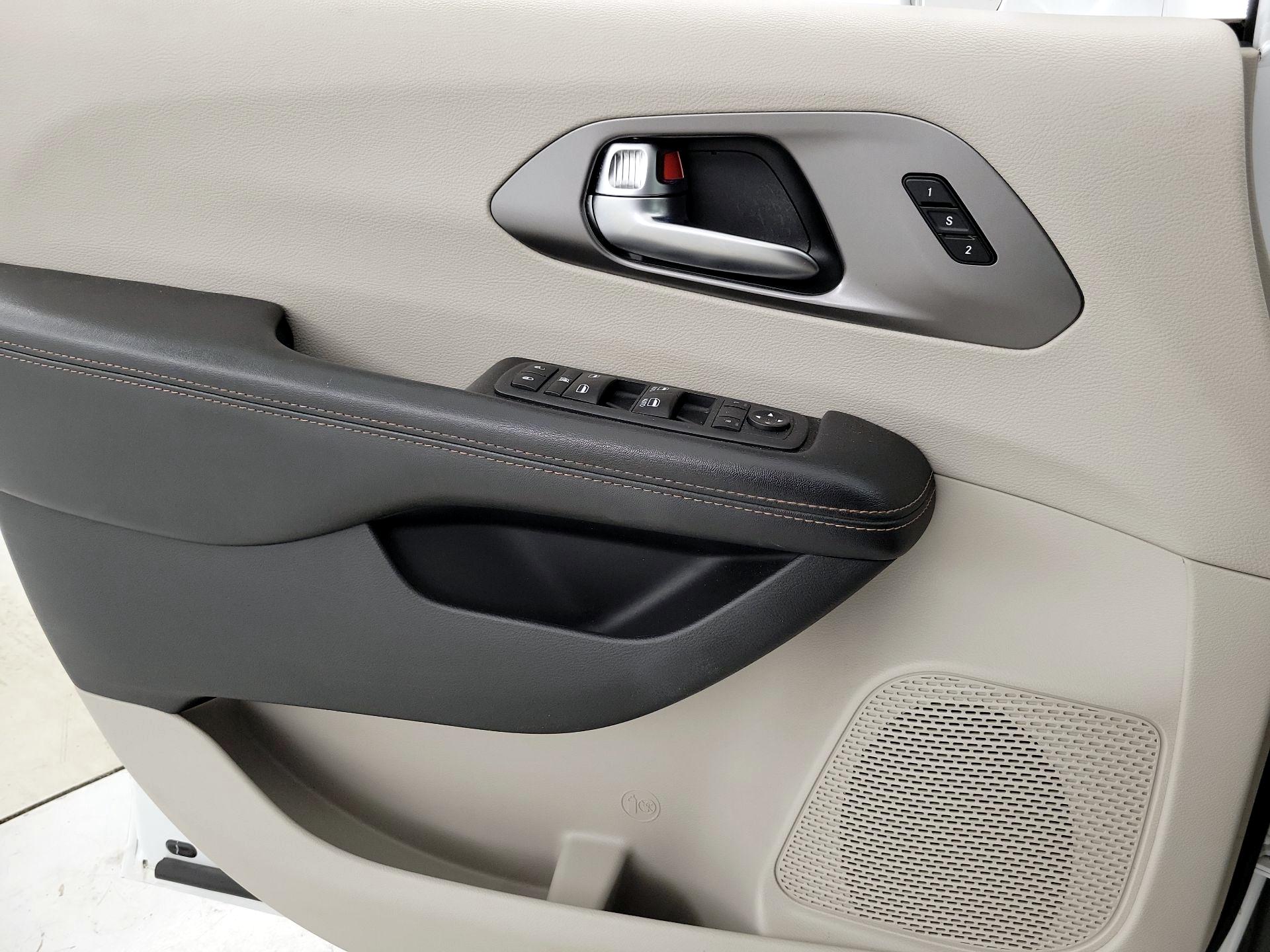 Thumbnail: 2020 Chrysler Pacifica - 12