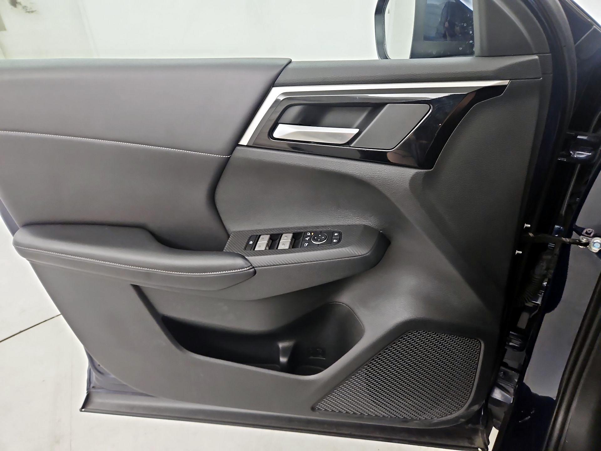 Thumbnail: 2023 Mitsubishi Outlander - 12