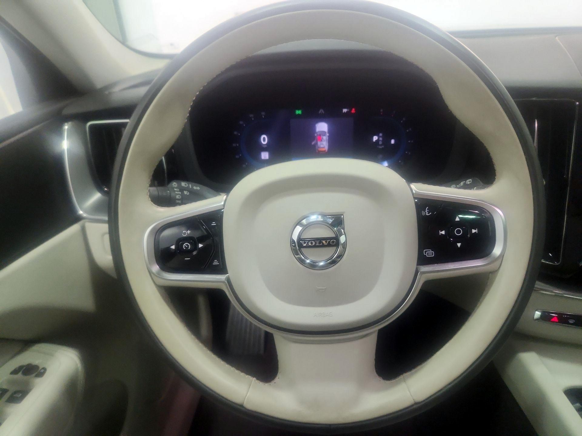 Thumbnail: 2023 Volvo XC60 - 10