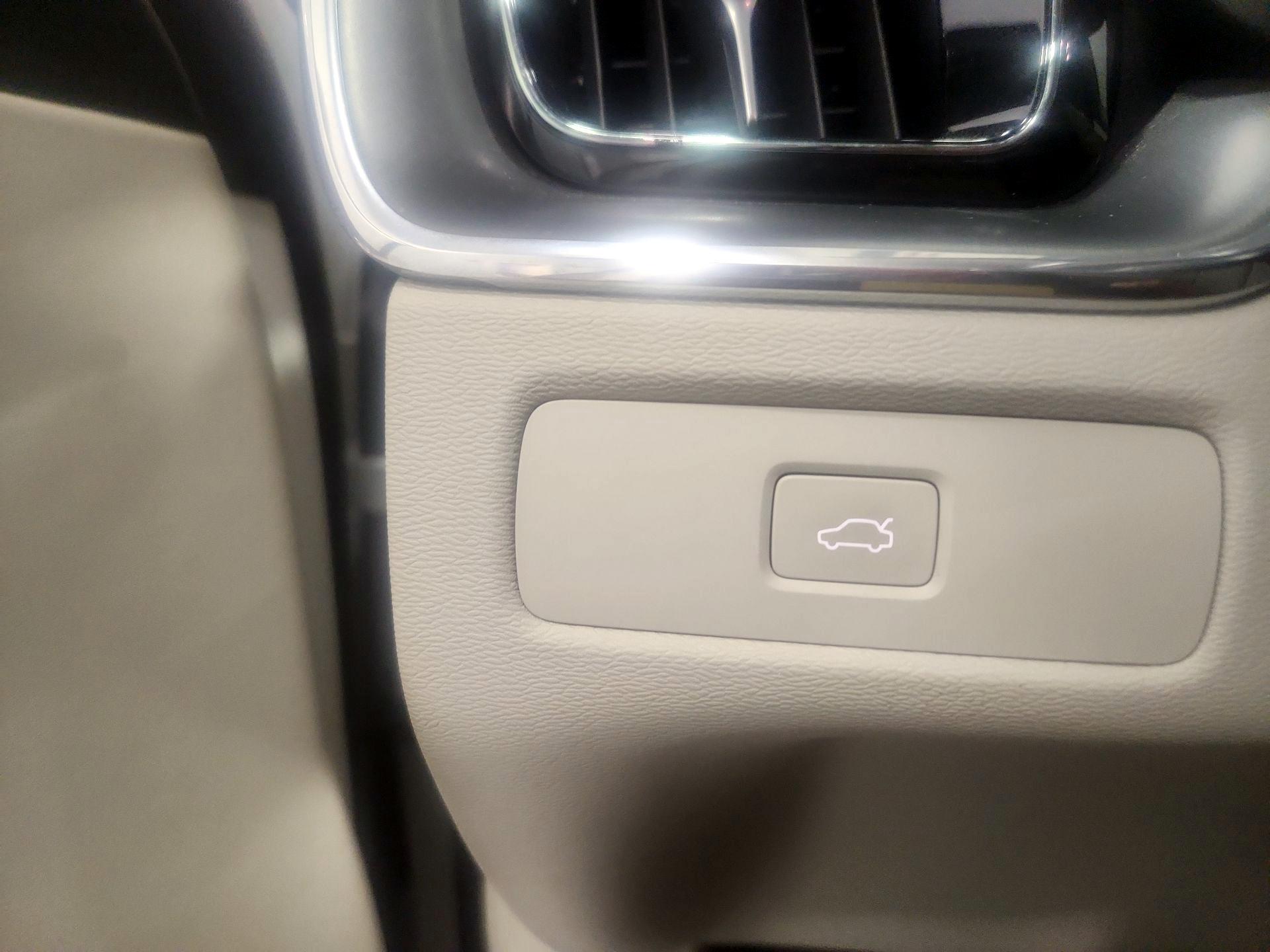 Thumbnail: 2023 Volvo XC60 - 13
