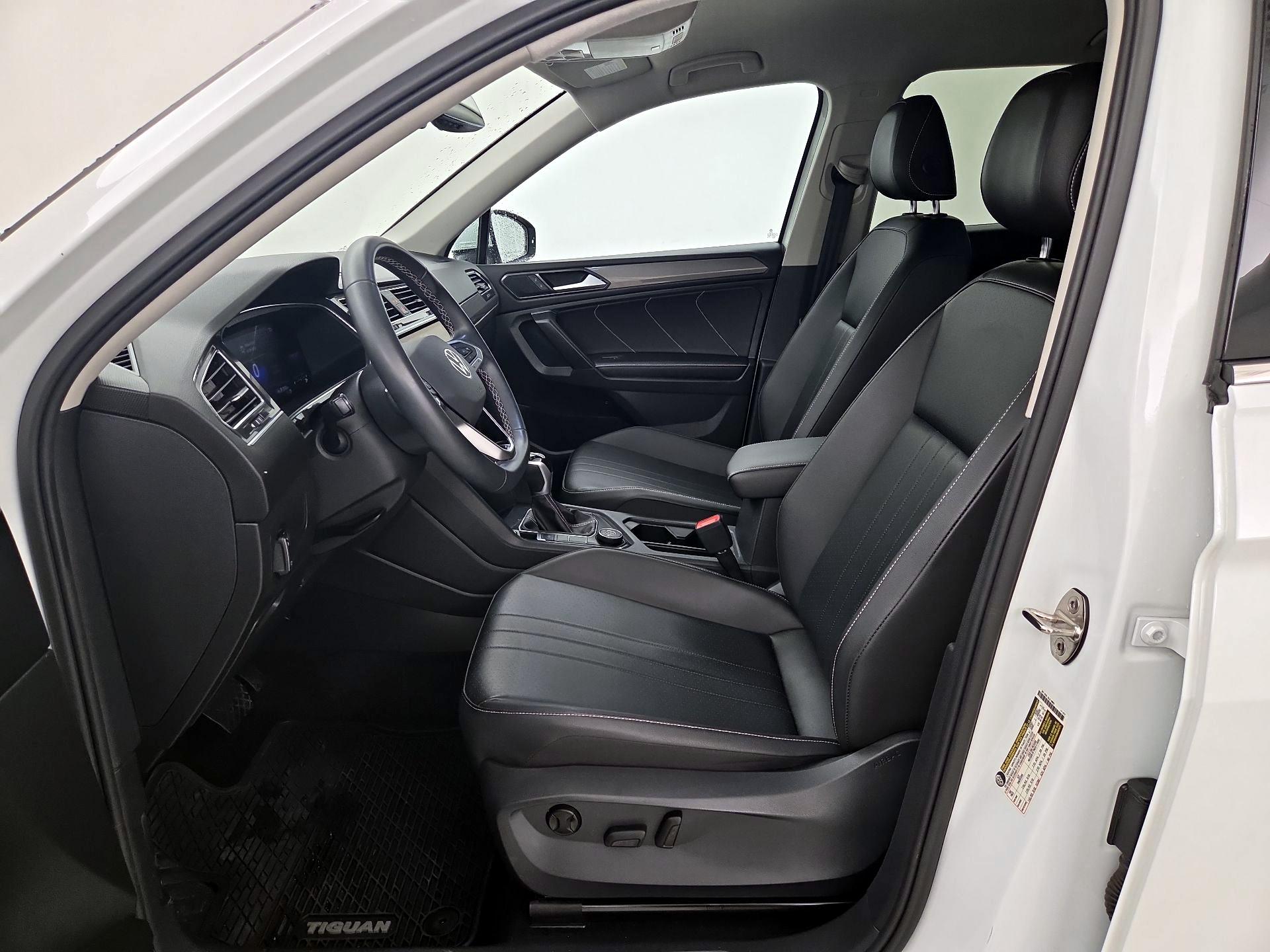 Thumbnail: 2022 Volkswagen Tiguan - 11