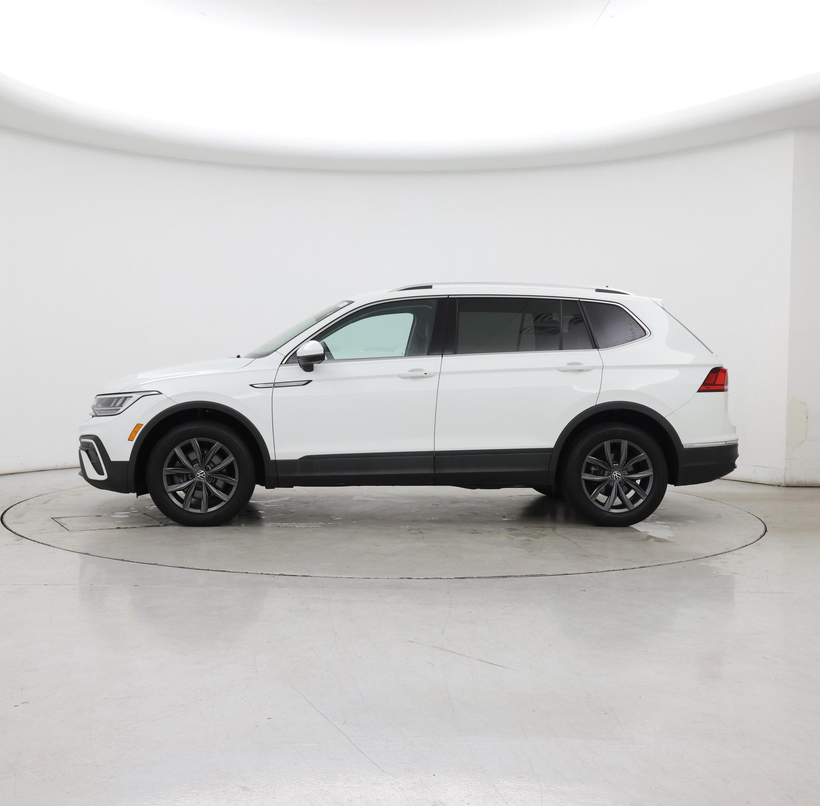 Thumbnail: 2022 Volkswagen Tiguan - 3