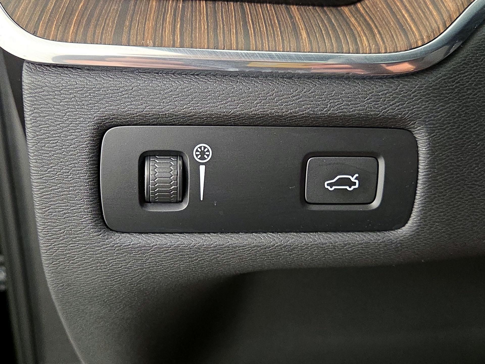 Thumbnail: 2022 Volvo XC60 - 13