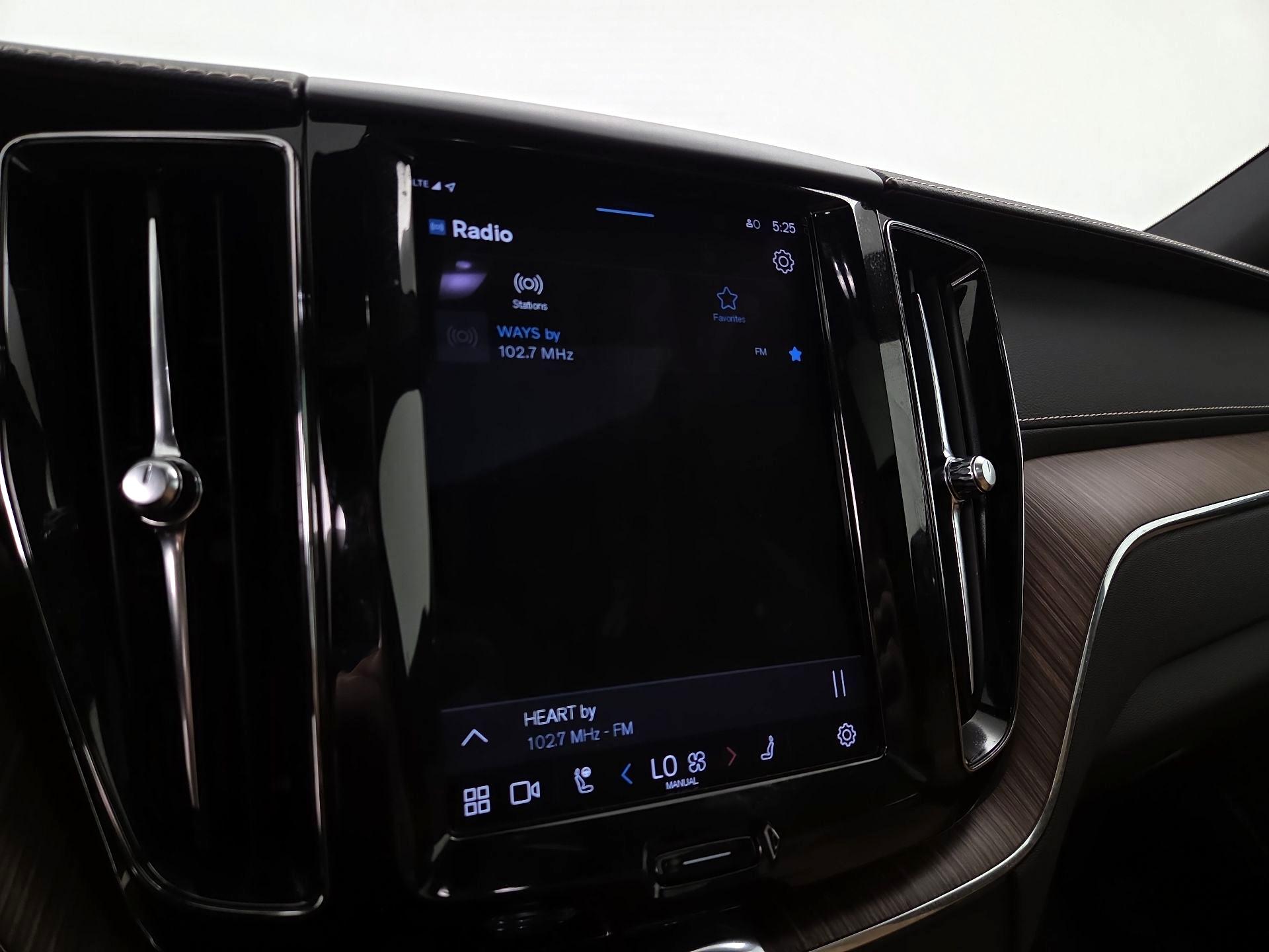 Thumbnail: 2022 Volvo XC60 - 15