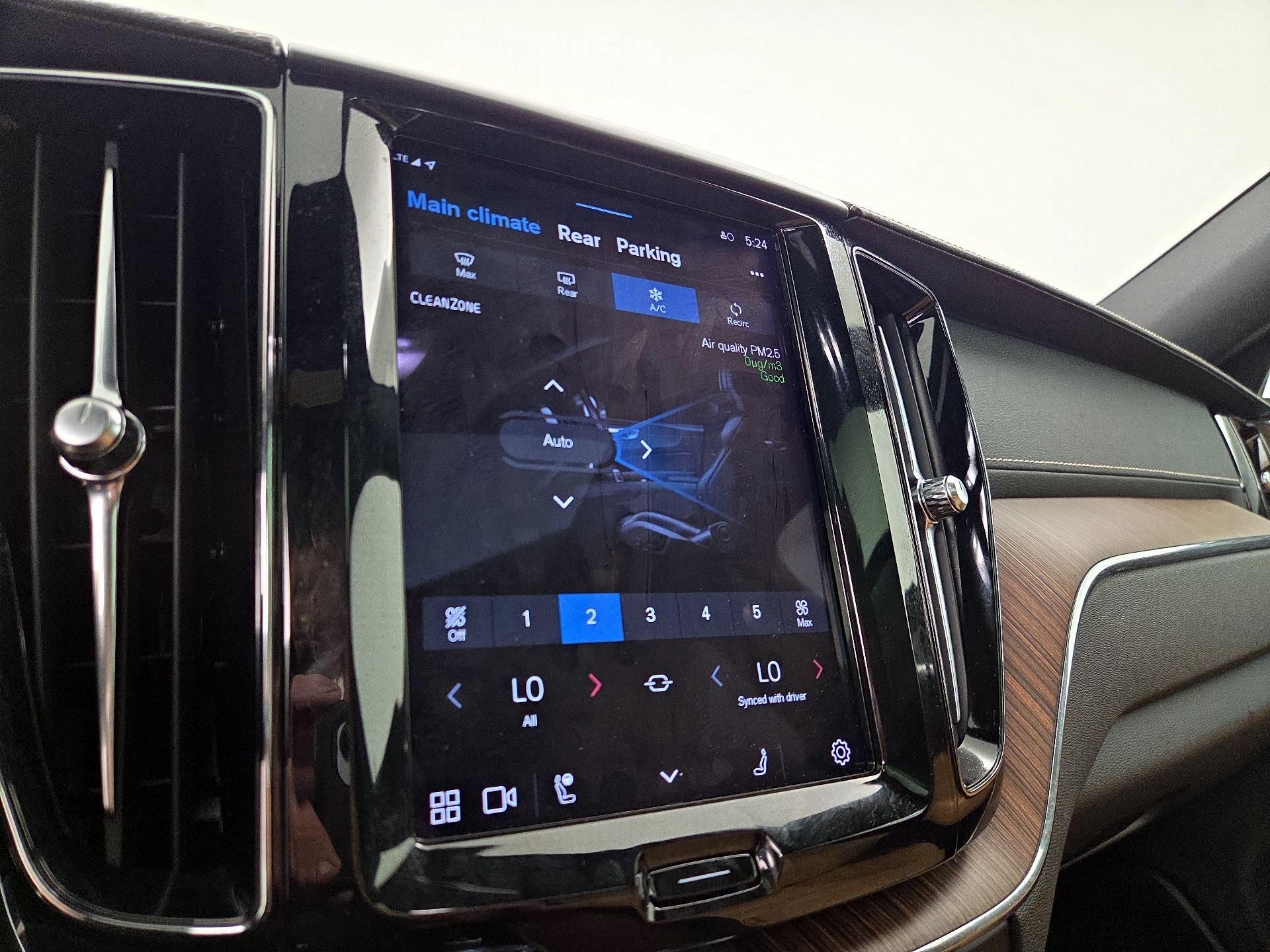 Thumbnail: 2022 Volvo XC60 - 16