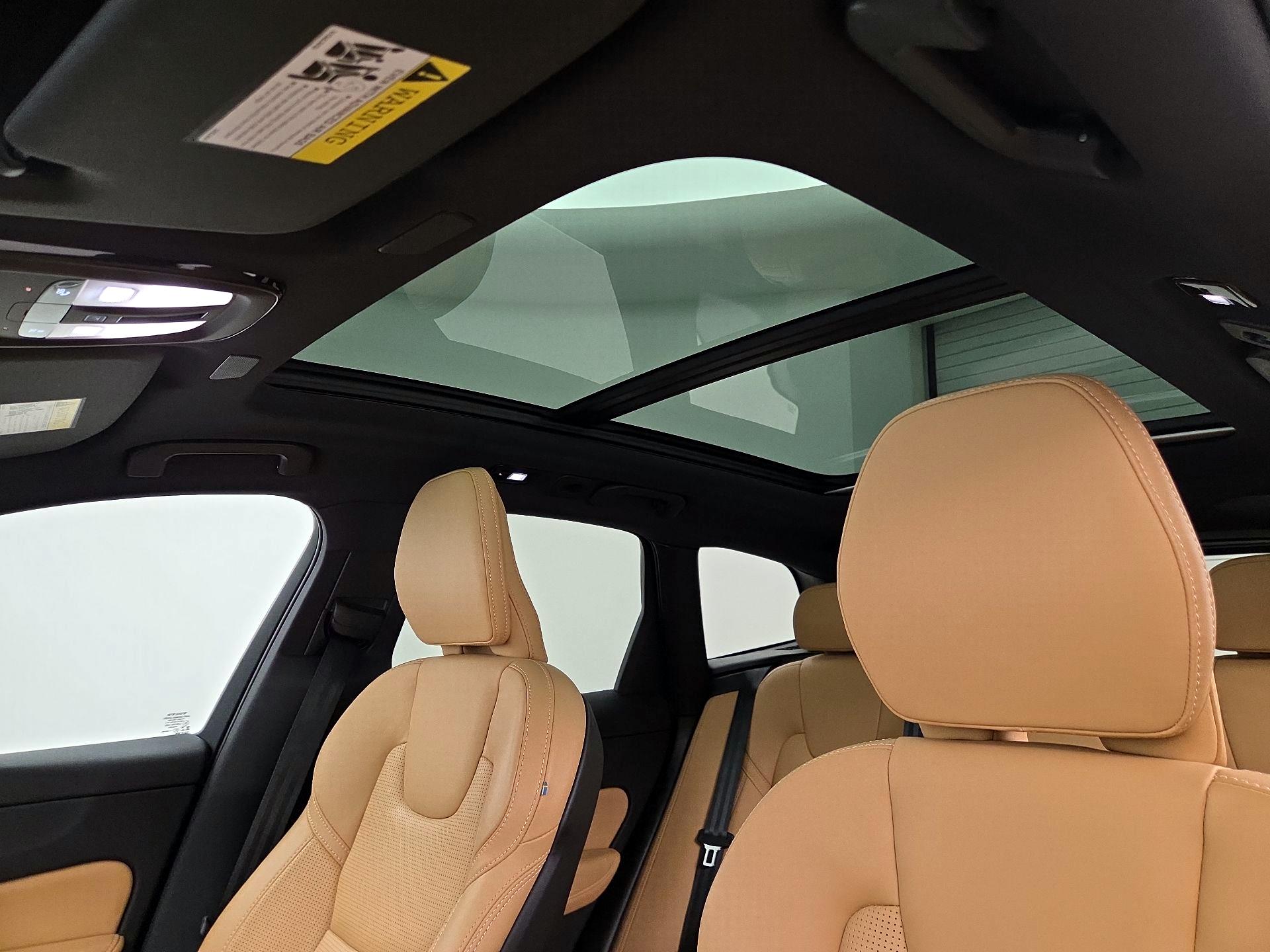 Thumbnail: 2022 Volvo XC60 - 18