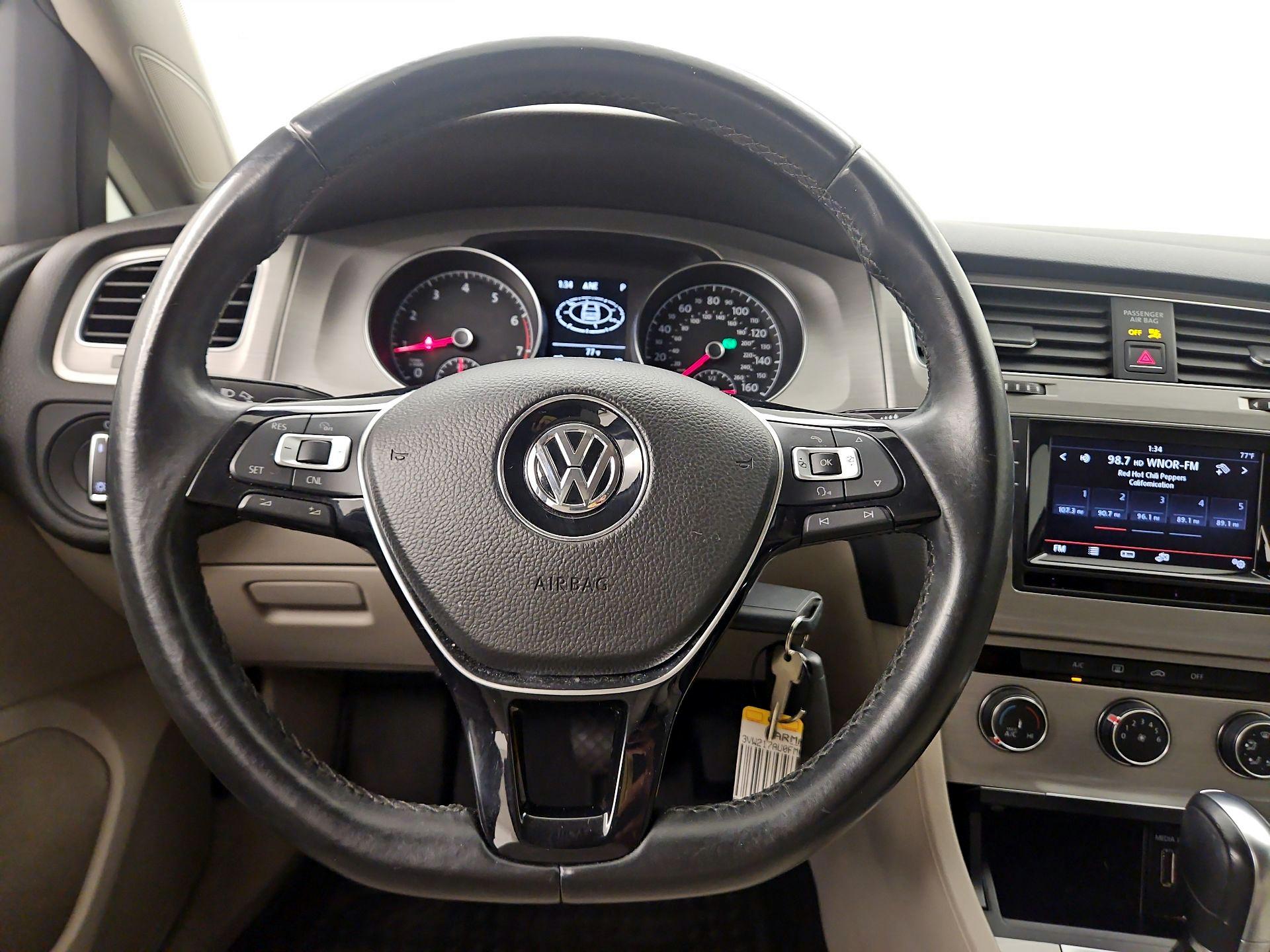 Thumbnail: 2015 Volkswagen Golf - 10