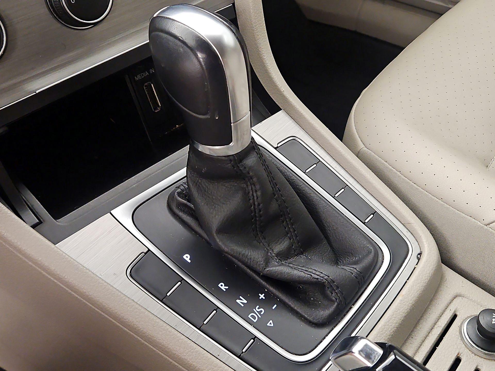 Thumbnail: 2015 Volkswagen Golf - 16