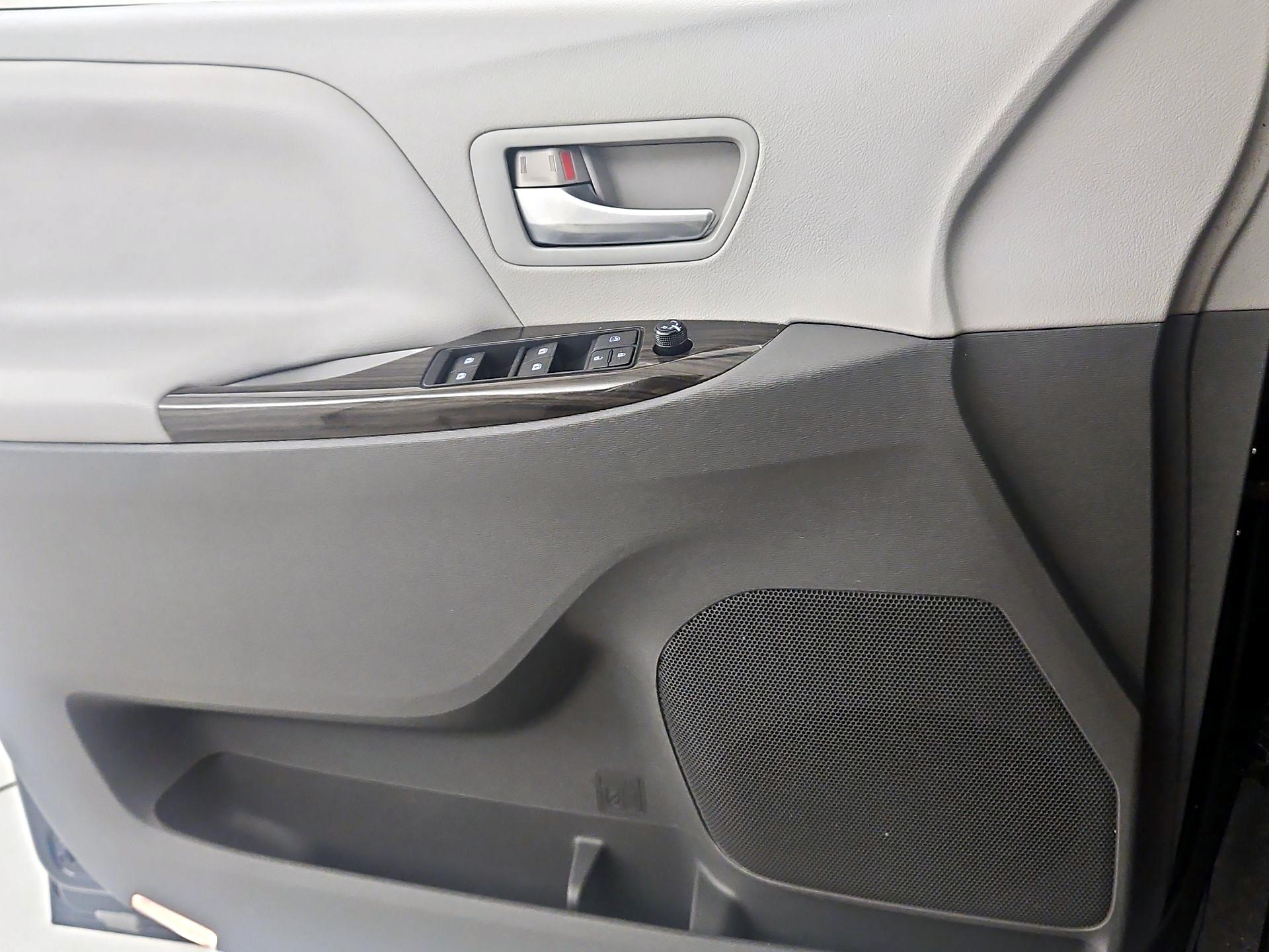 Thumbnail: 2015 Toyota Sienna - 12