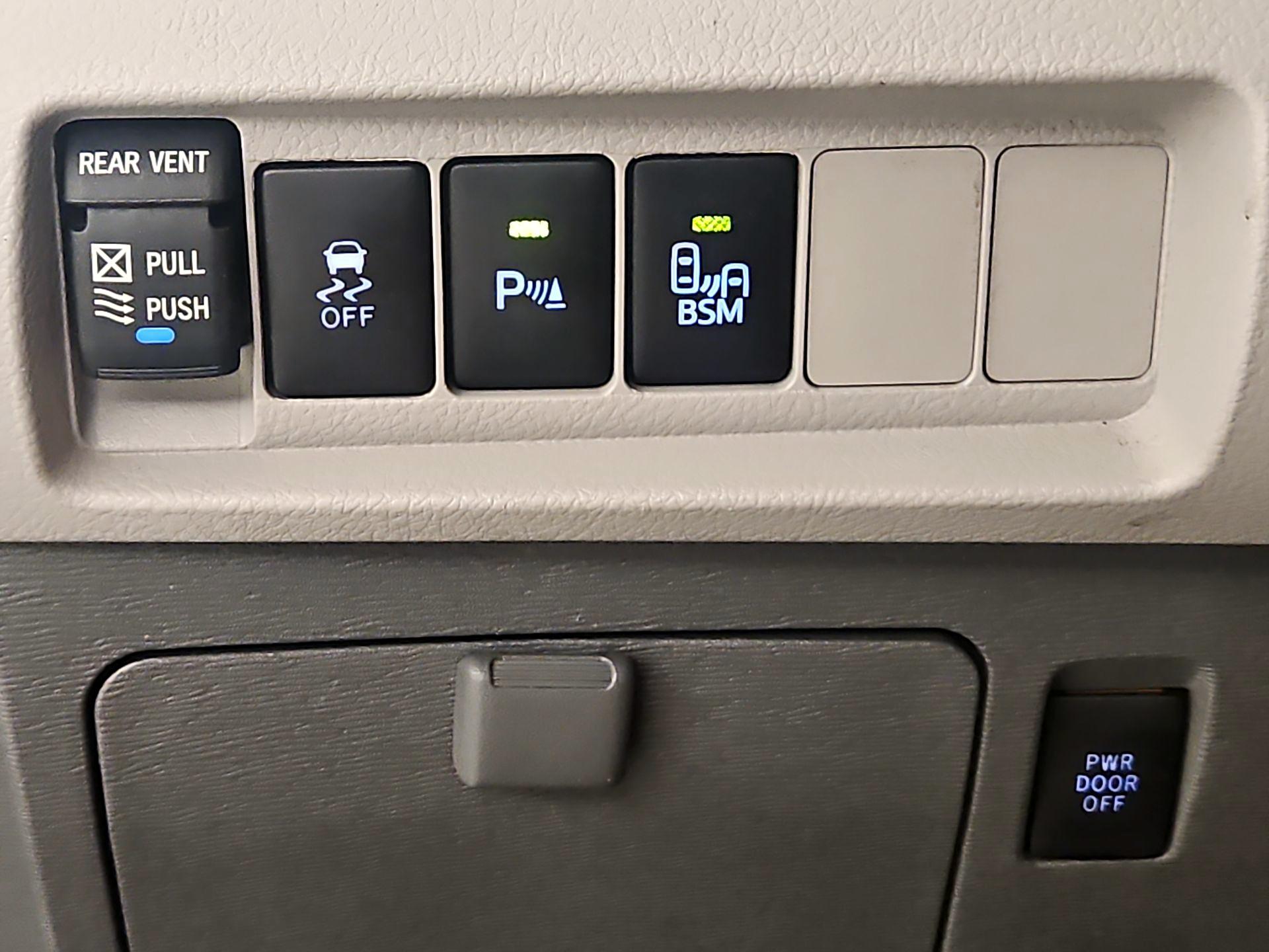 Thumbnail: 2015 Toyota Sienna - 13