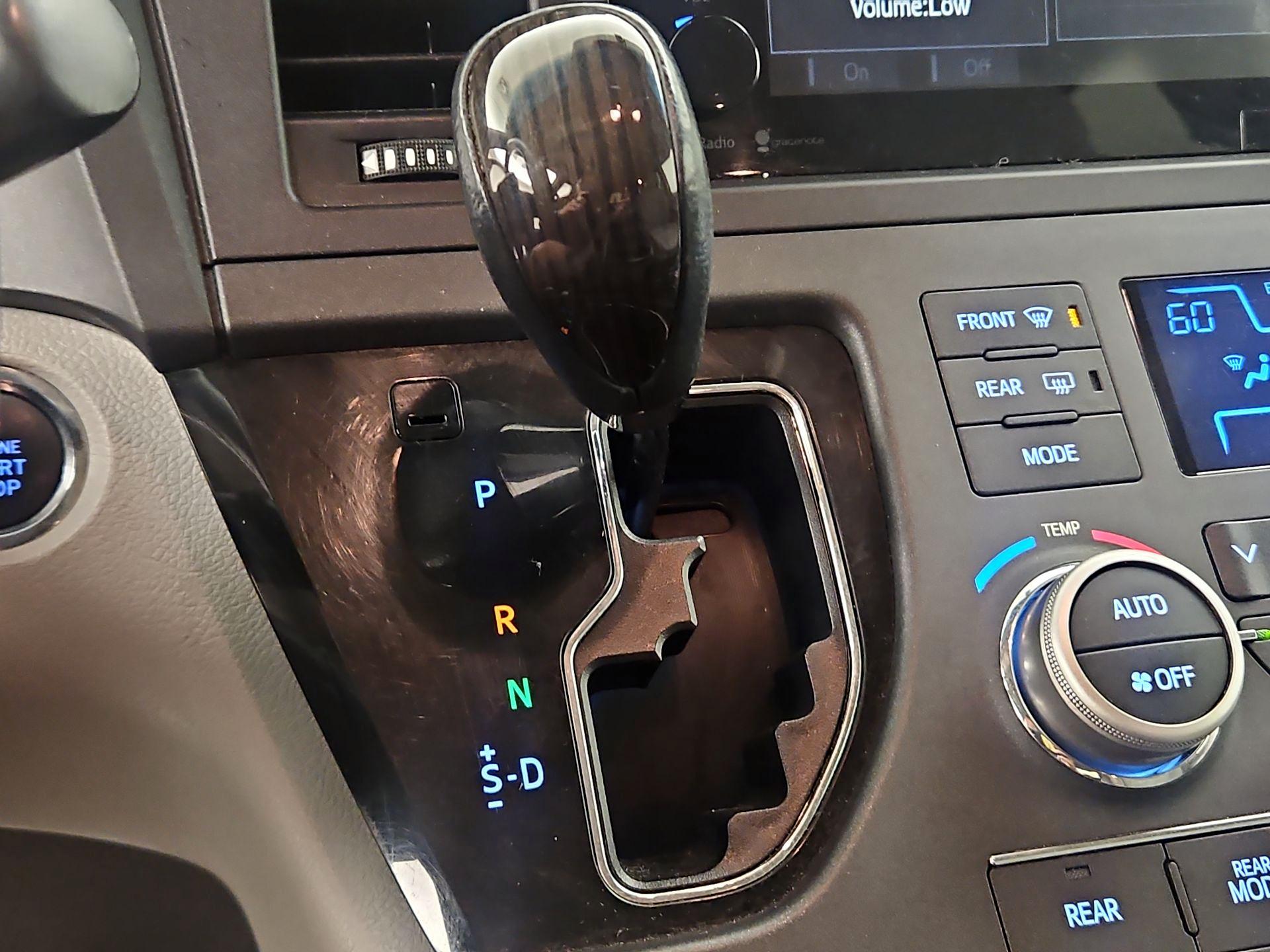 Thumbnail: 2015 Toyota Sienna - 17