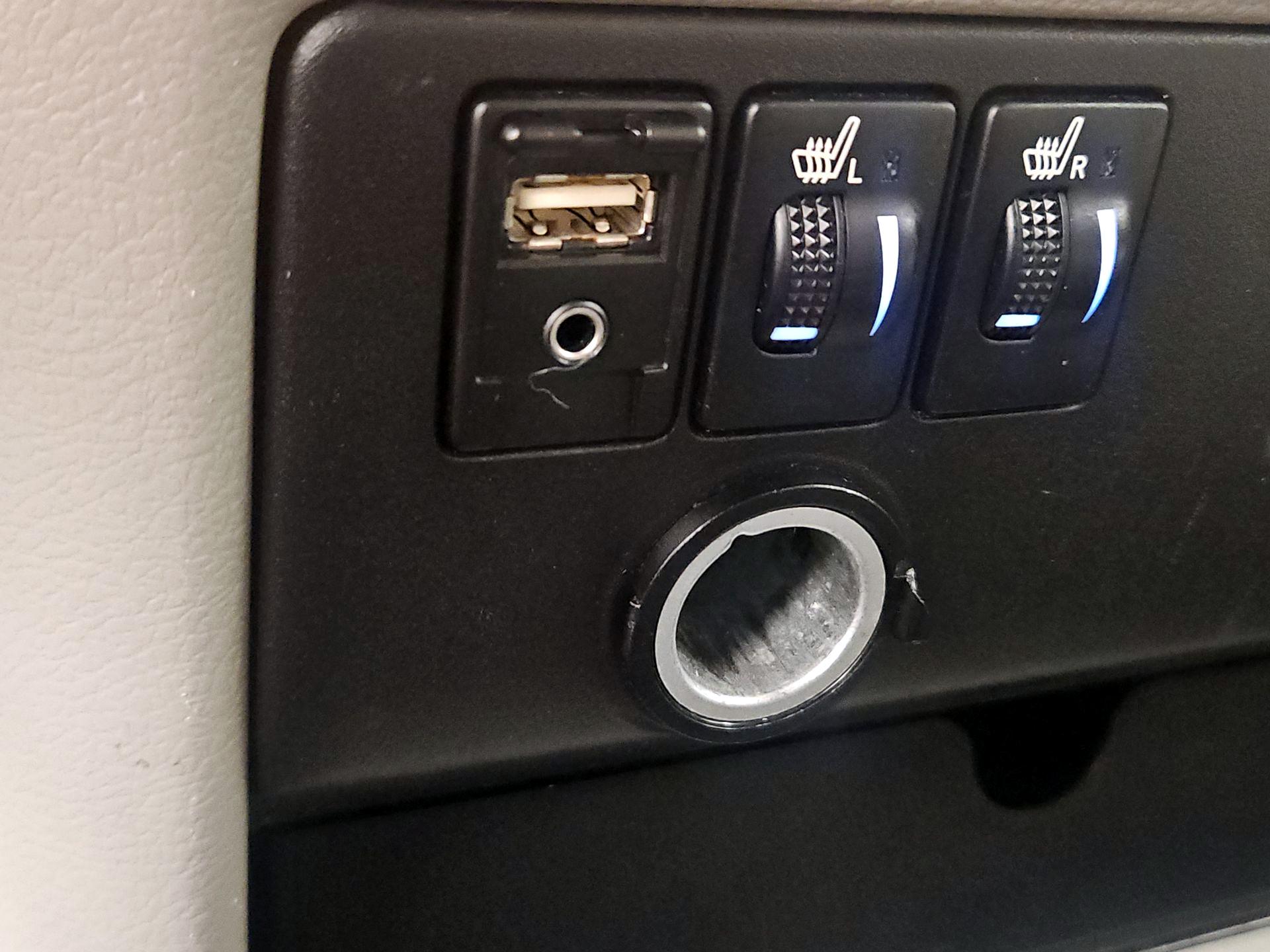 Thumbnail: 2015 Toyota Sienna - 18
