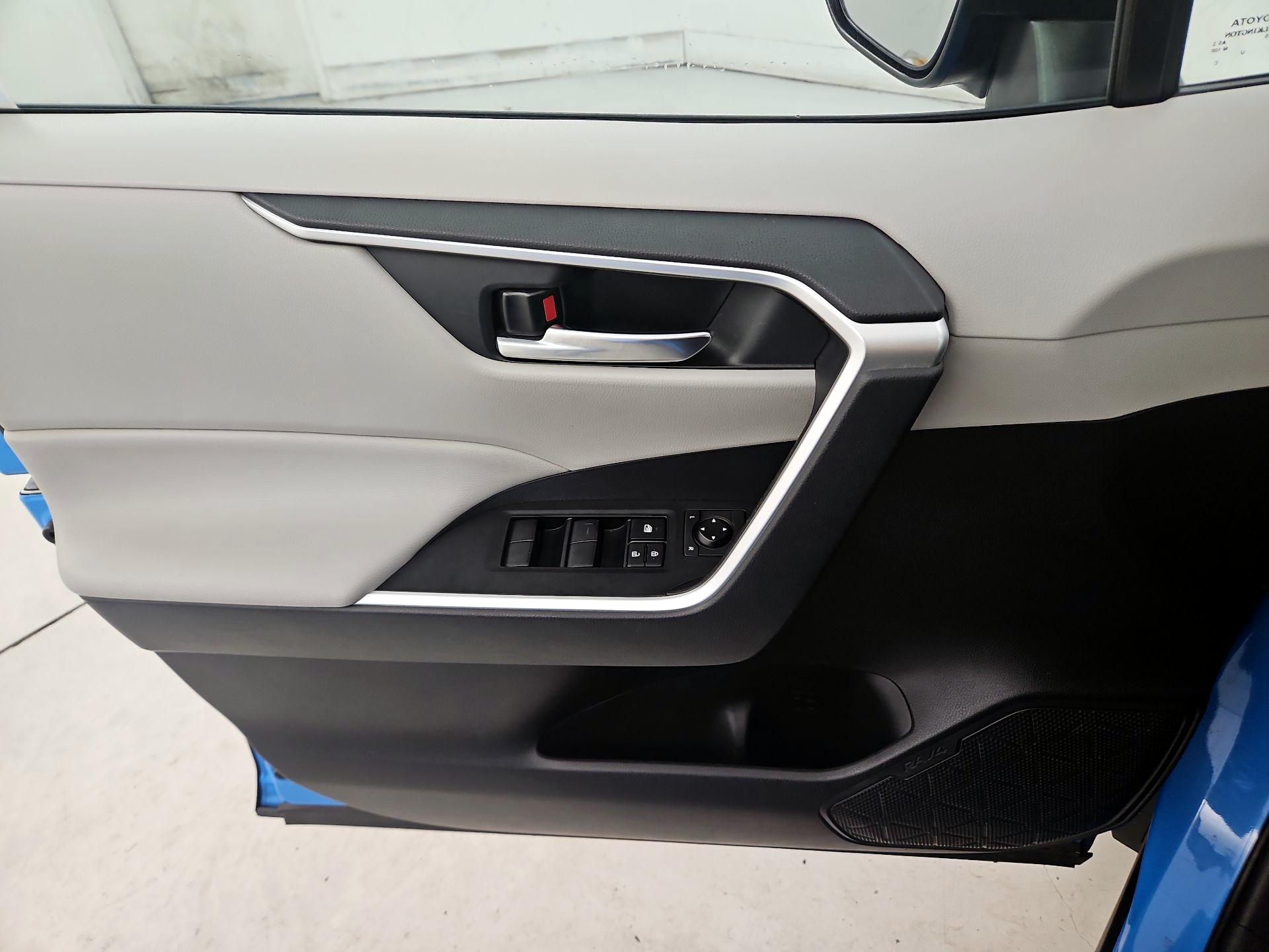 Thumbnail: 2019 Toyota RAV4 - 12
