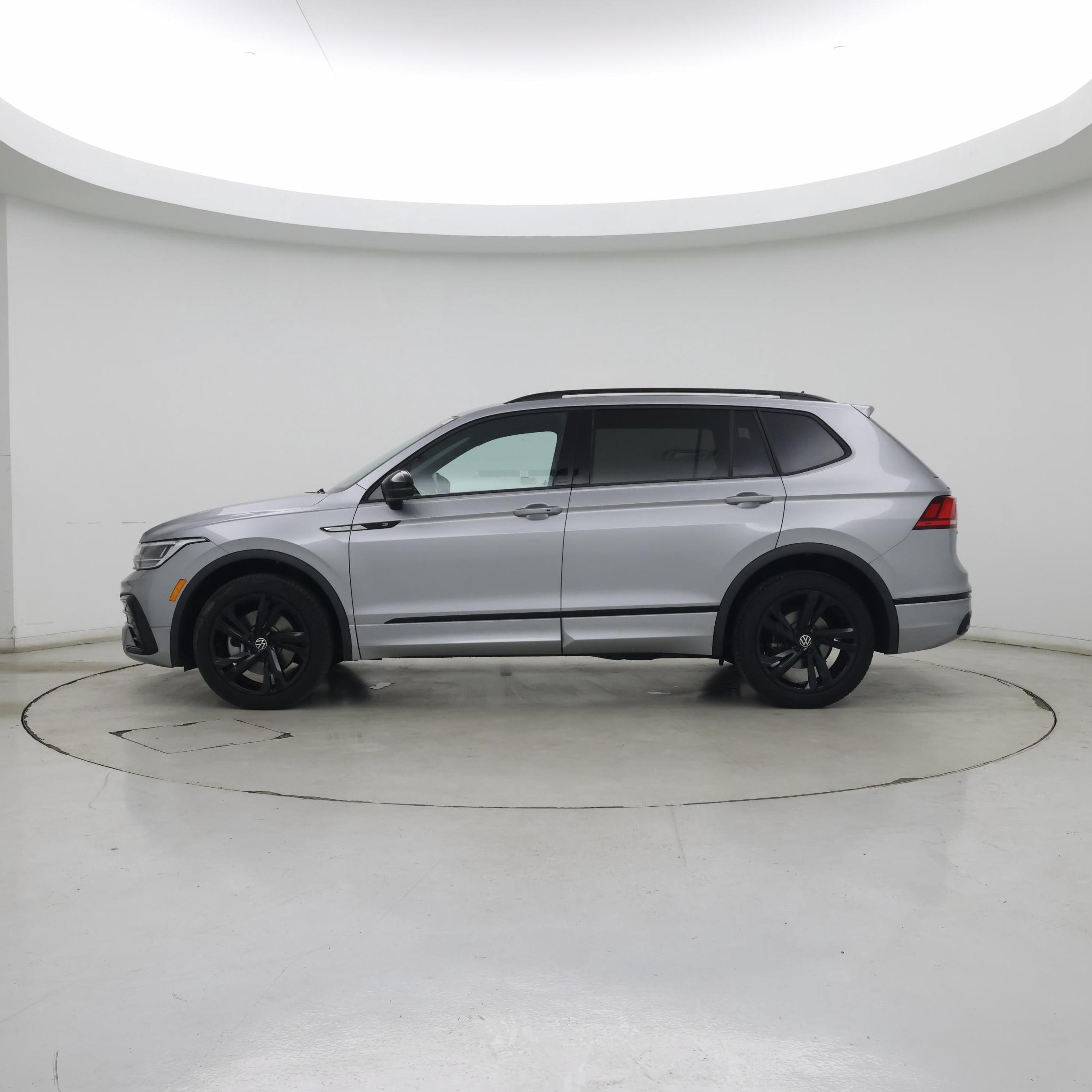 Thumbnail: 2023 Volkswagen Tiguan - 3