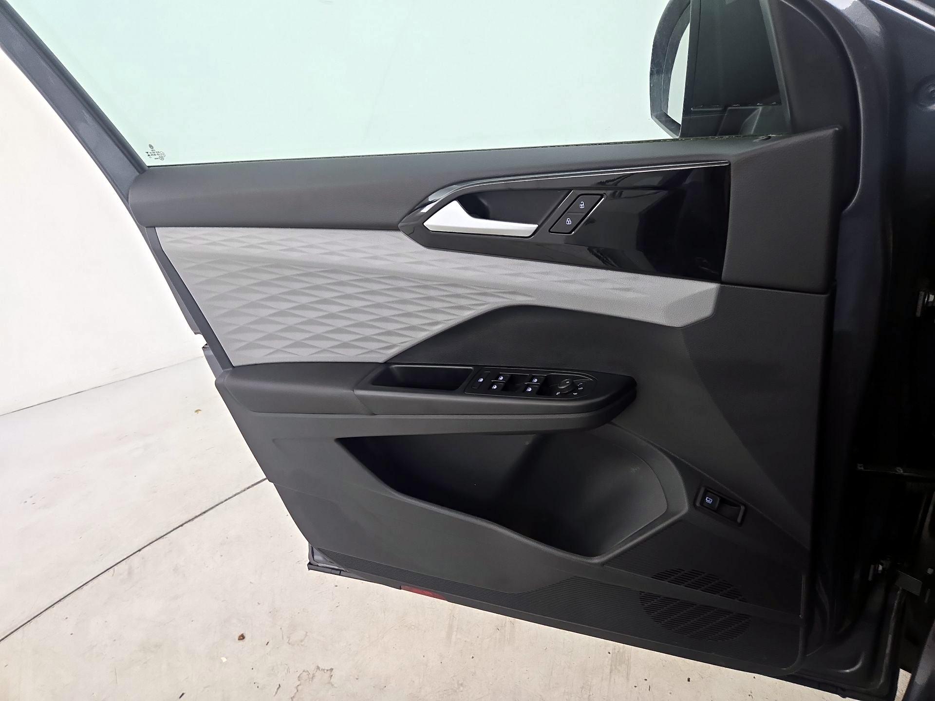 Thumbnail: 2023 Volkswagen Taos - 12