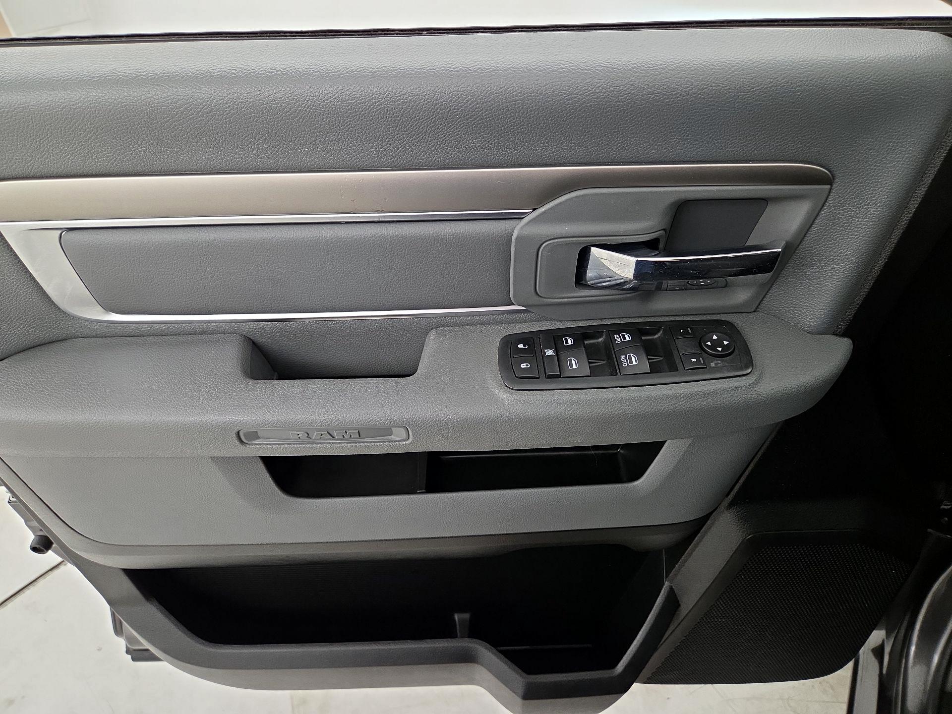 Thumbnail: 2020 RAM 1500 Classic - 12