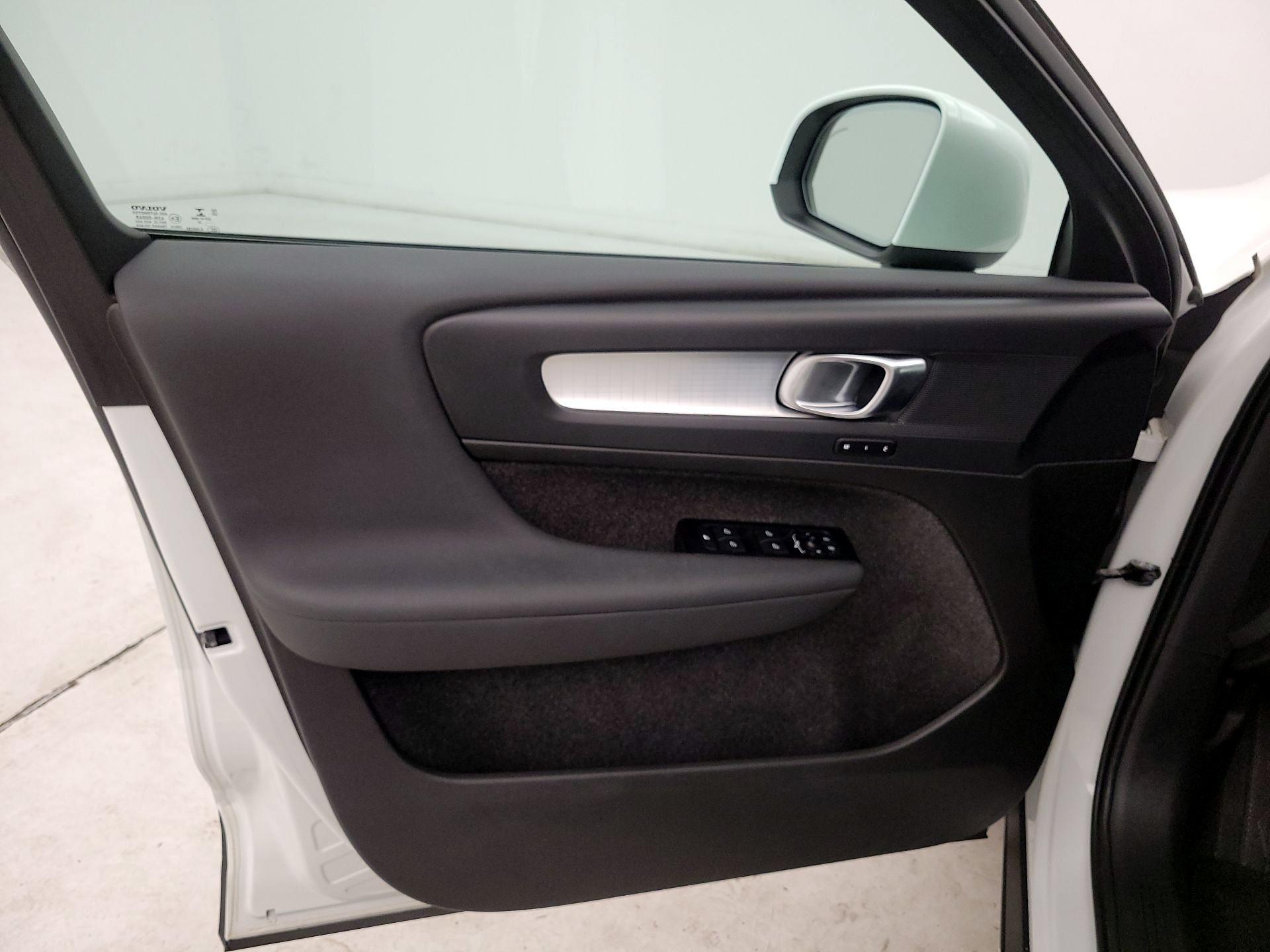 Thumbnail: 2022 Volvo XC40 - 12