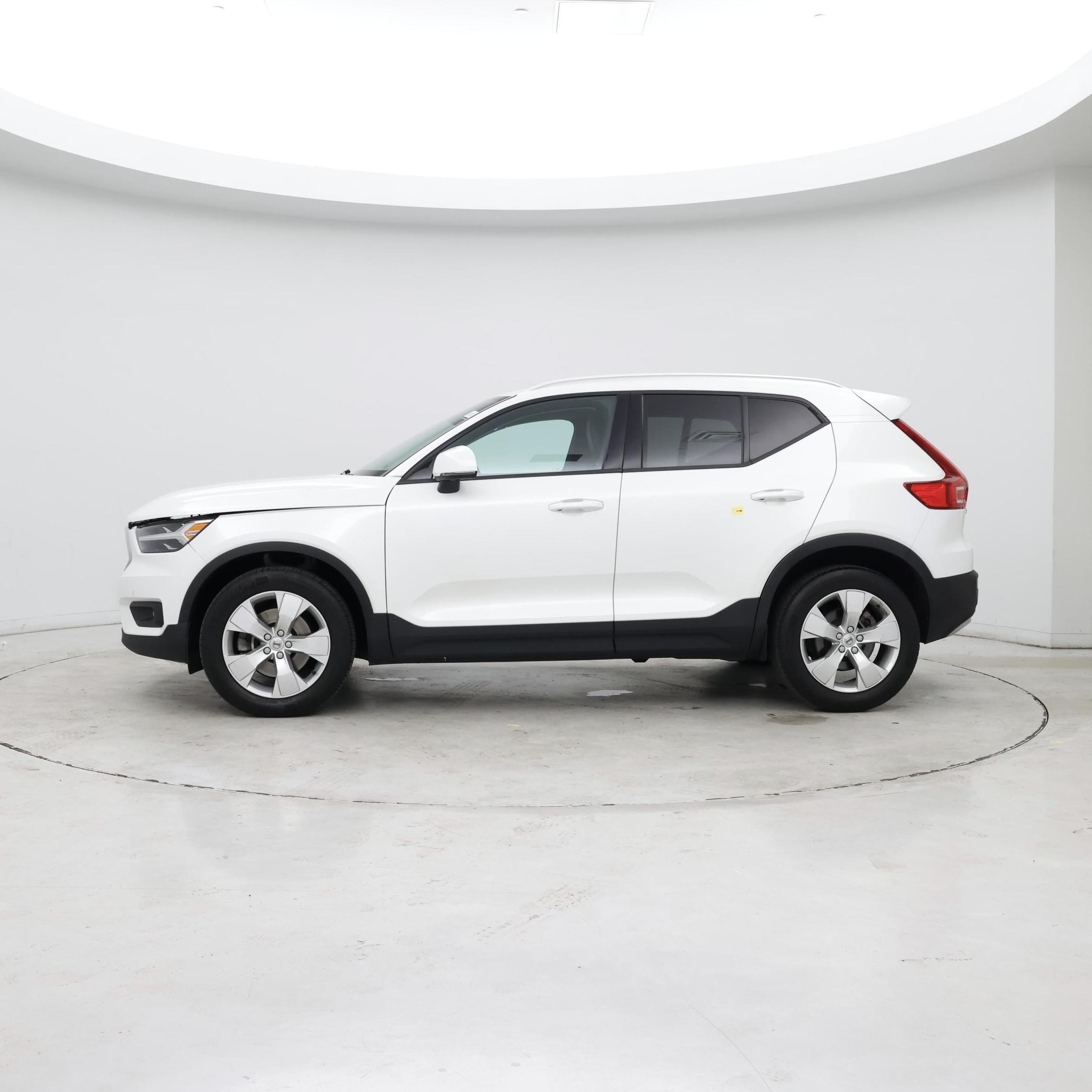 Thumbnail: 2022 Volvo XC40 - 2
