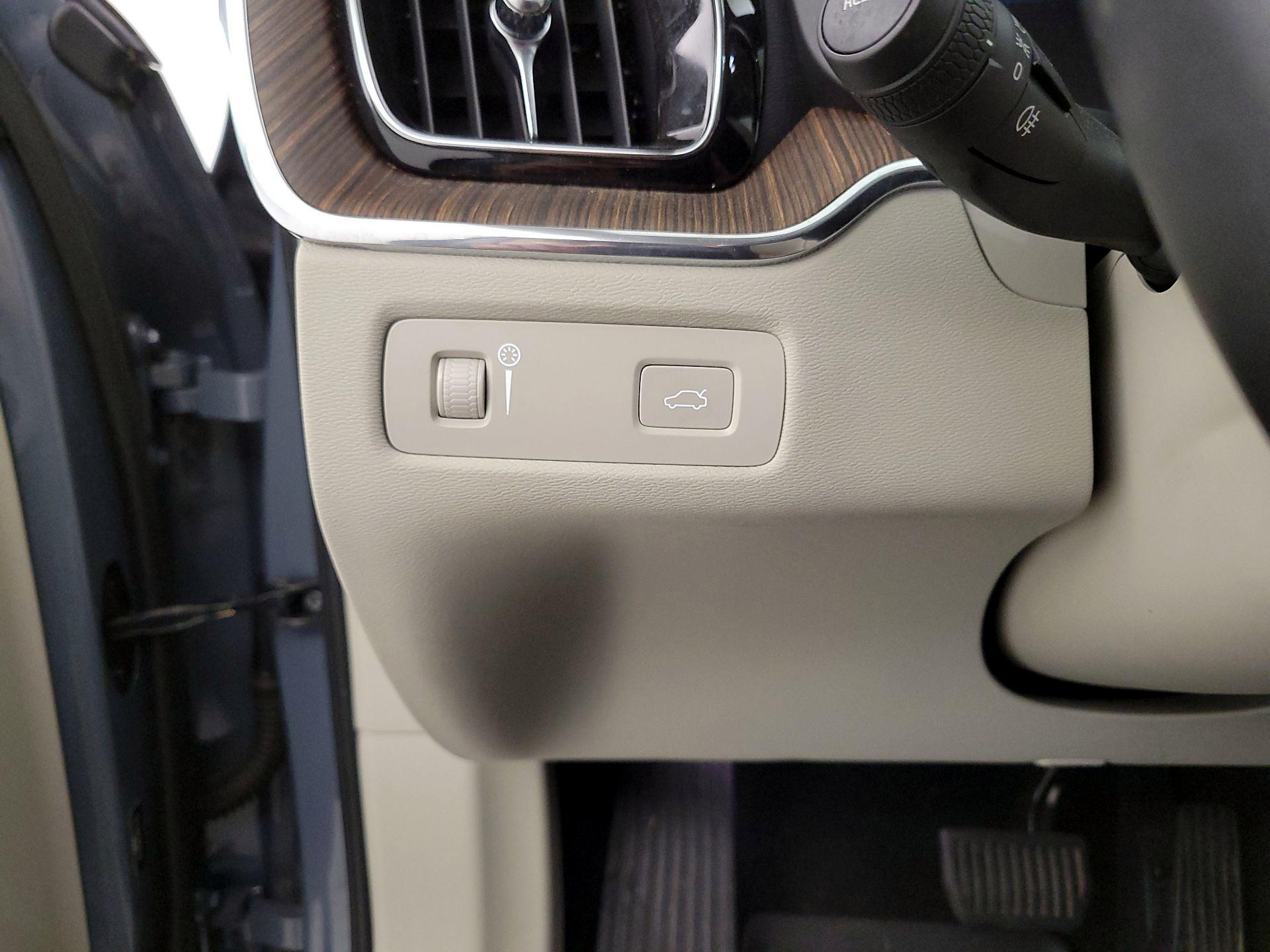 Thumbnail: 2022 Volvo XC60 - 13