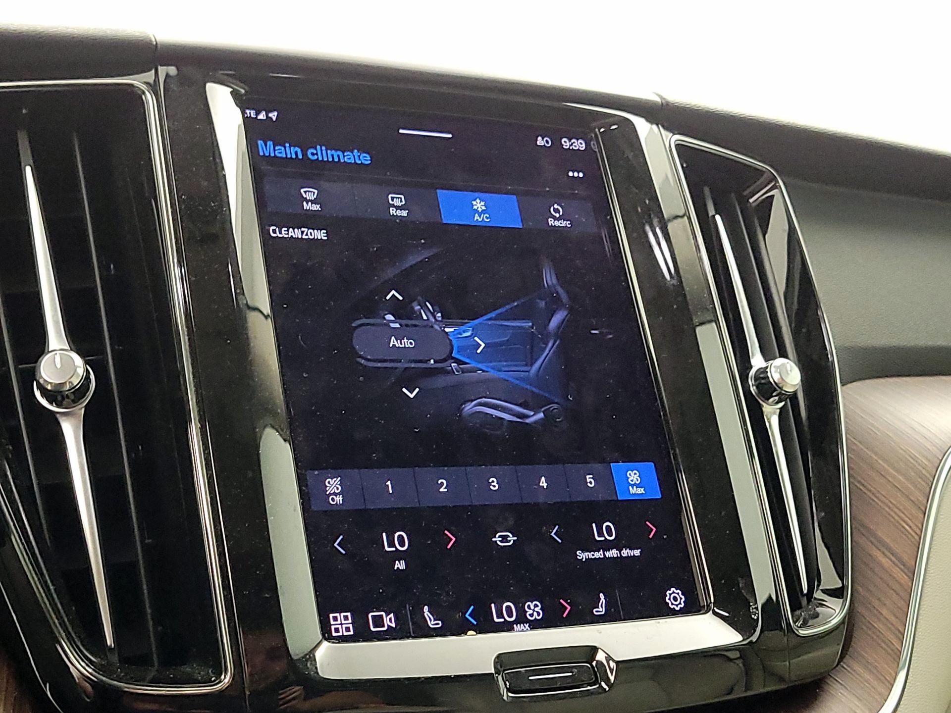 Thumbnail: 2022 Volvo XC60 - 16