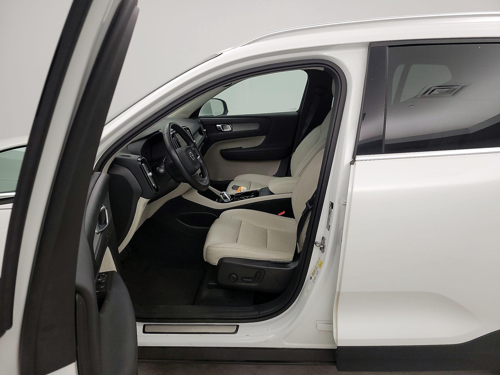 Thumbnail: 2021 Volvo XC40 - 9