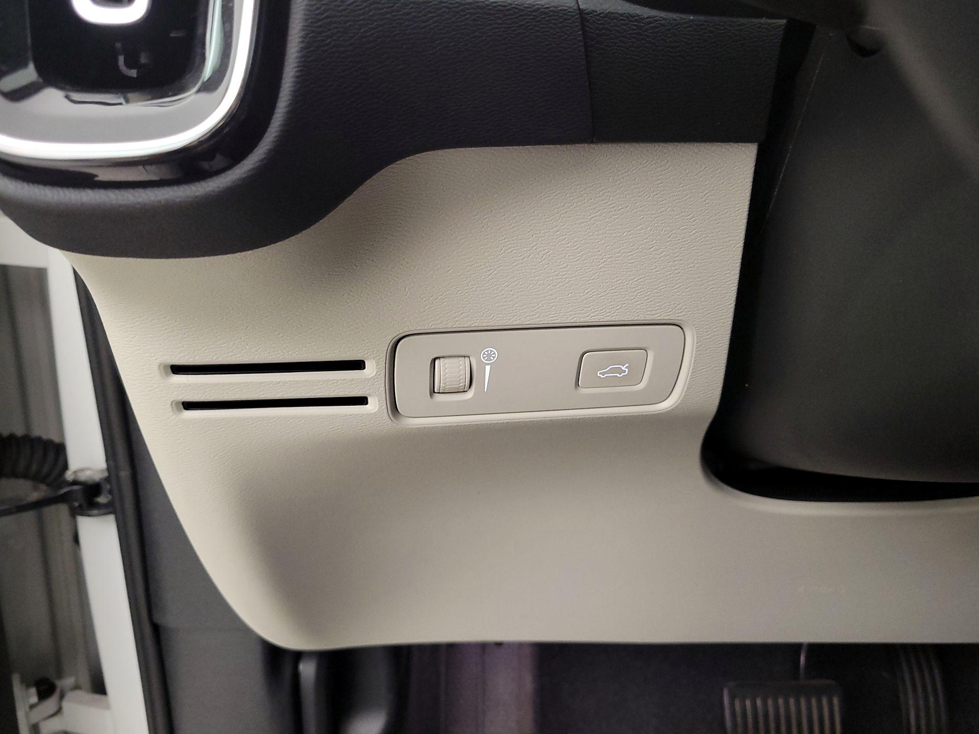 Thumbnail: 2021 Volvo XC40 - 11