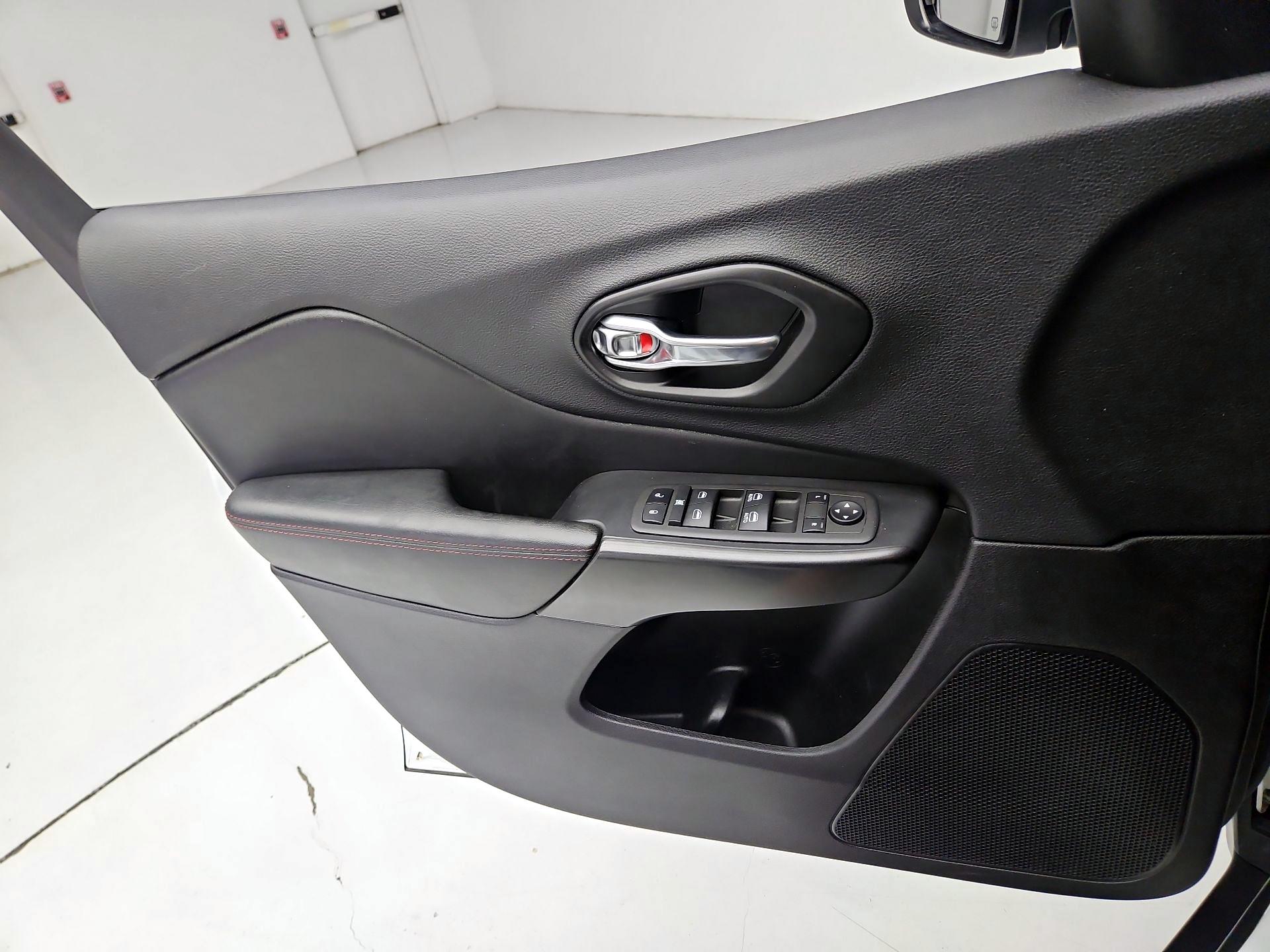 Thumbnail: 2022 Jeep Cherokee - 12