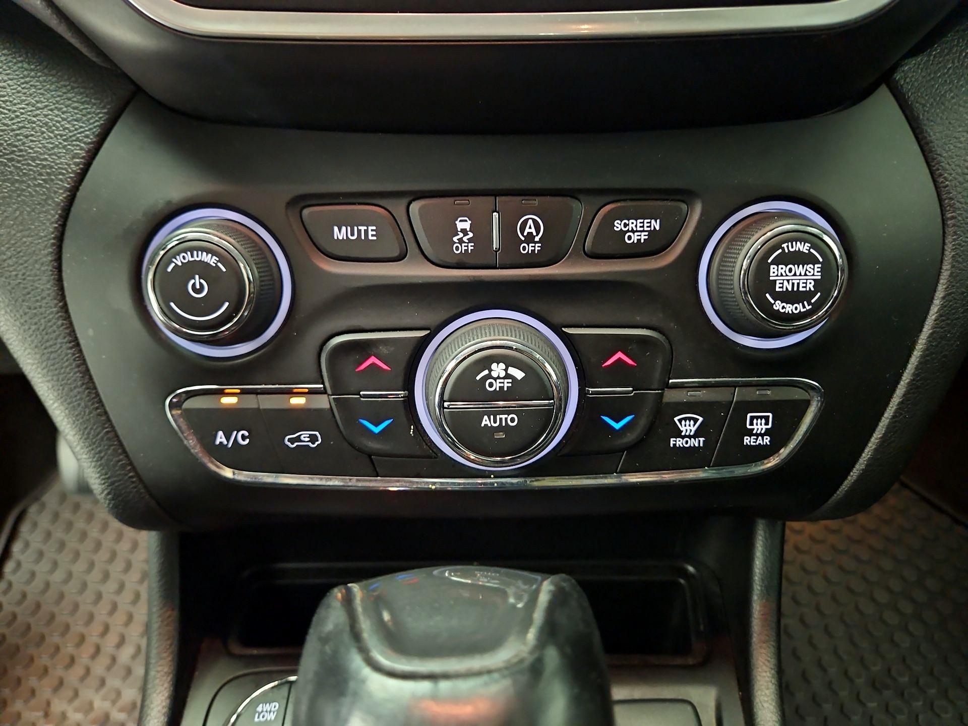 Thumbnail: 2022 Jeep Cherokee - 16