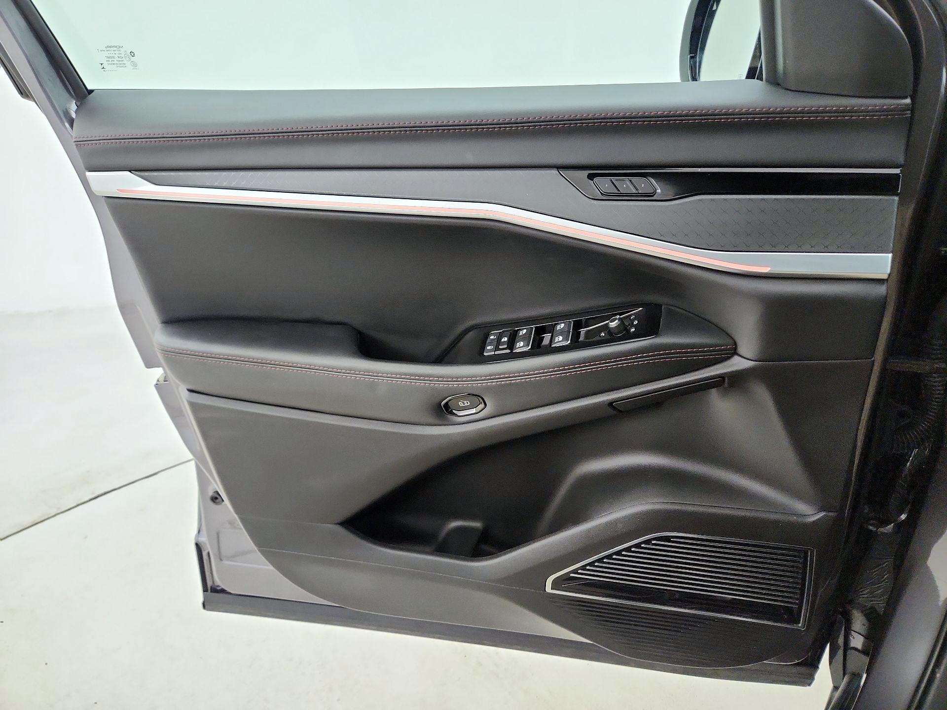 Thumbnail: 2025 Jeep Wagoneer S - 12