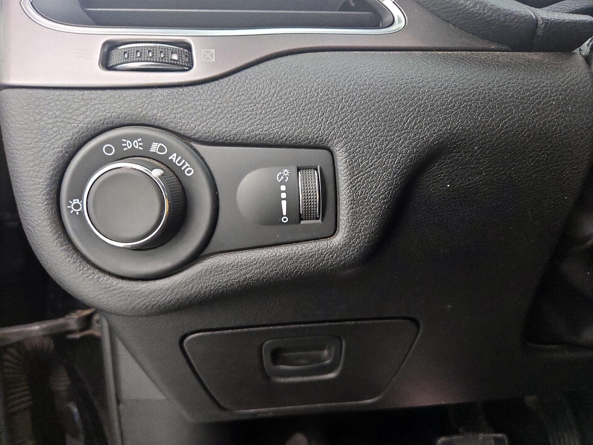 Thumbnail: 2021 Jeep Cherokee - 11