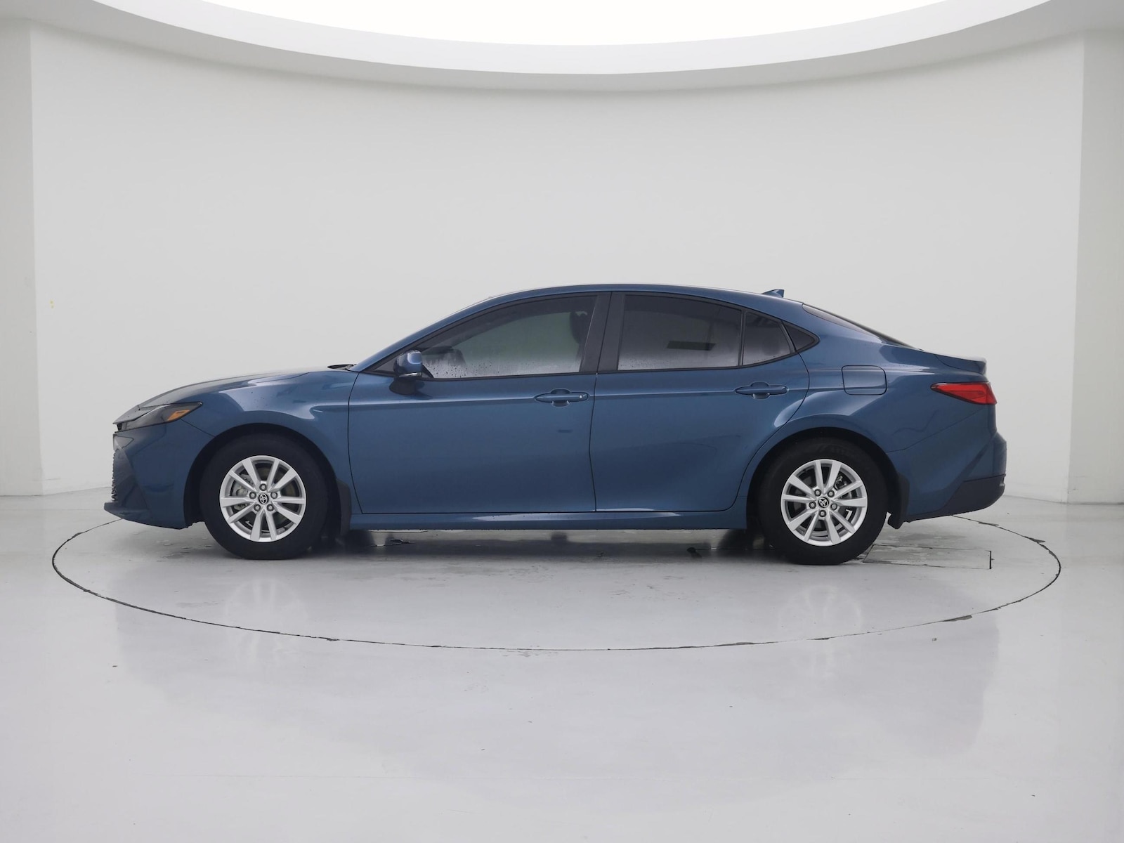 2026 Toyota Camry LE - Photo 4