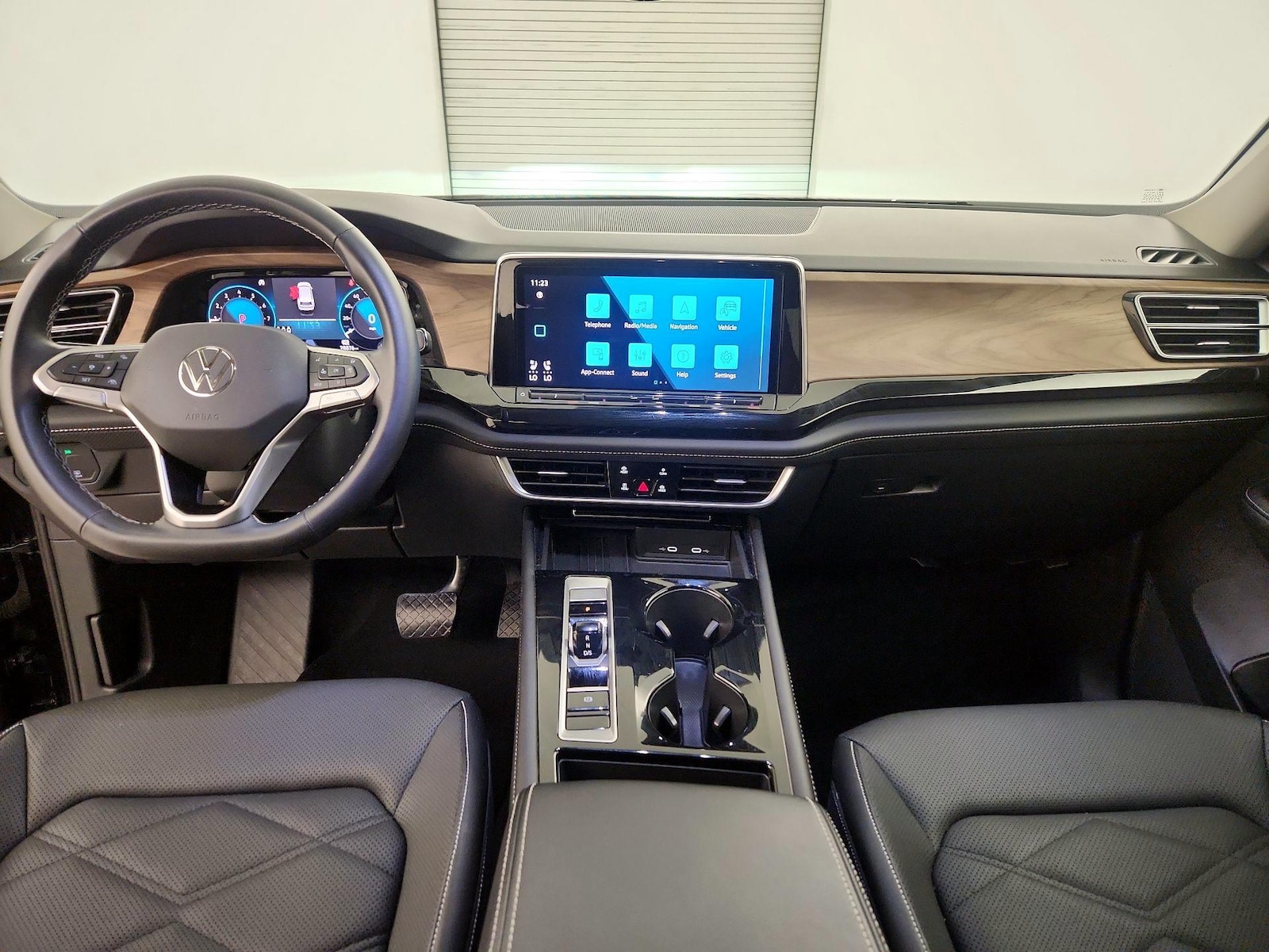 2025 Volkswagen Atlas SE w/Tech - Photo 10