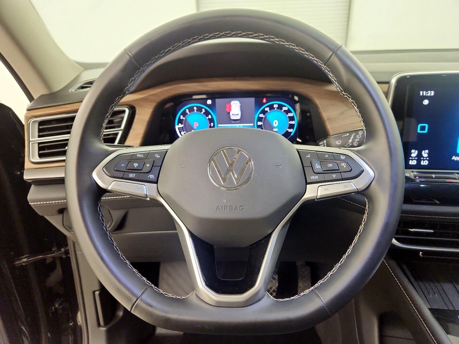 2025 Volkswagen Atlas SE w/Tech - Photo 11