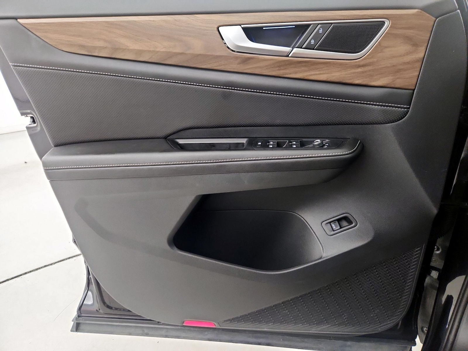 2025 Volkswagen Atlas SE w/Tech - Photo 13