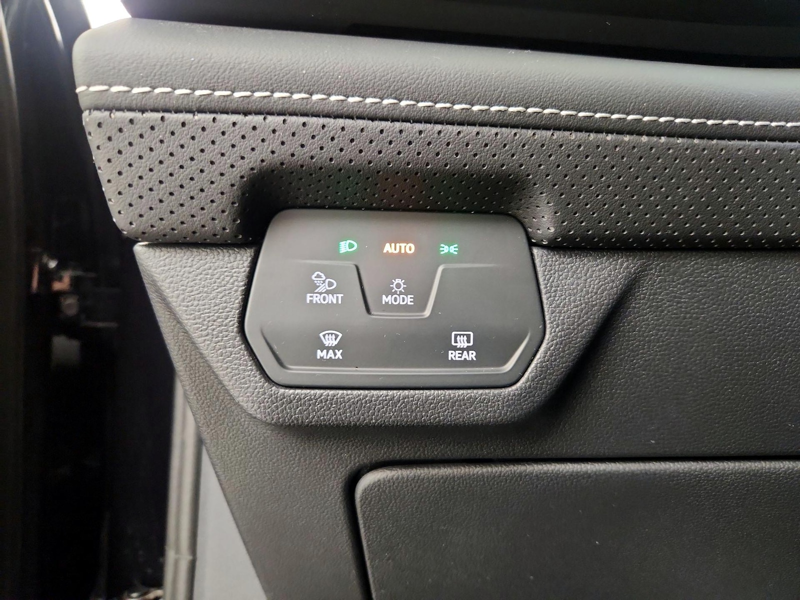 2025 Volkswagen Atlas SE w/Tech - Photo 14