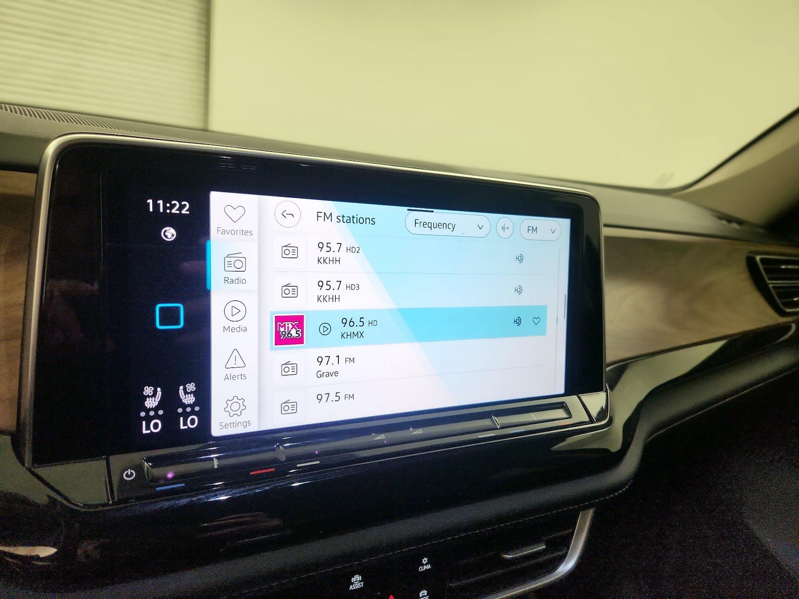 2025 Volkswagen Atlas SE w/Tech - Photo 16