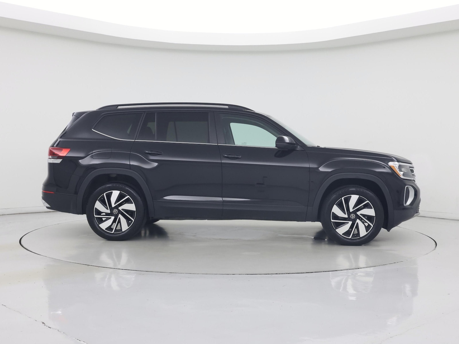 2025 Volkswagen Atlas SE w/Tech - Photo 8