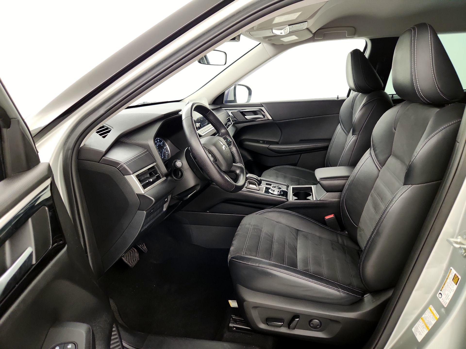 Thumbnail: 2023 Mitsubishi Outlander - 11