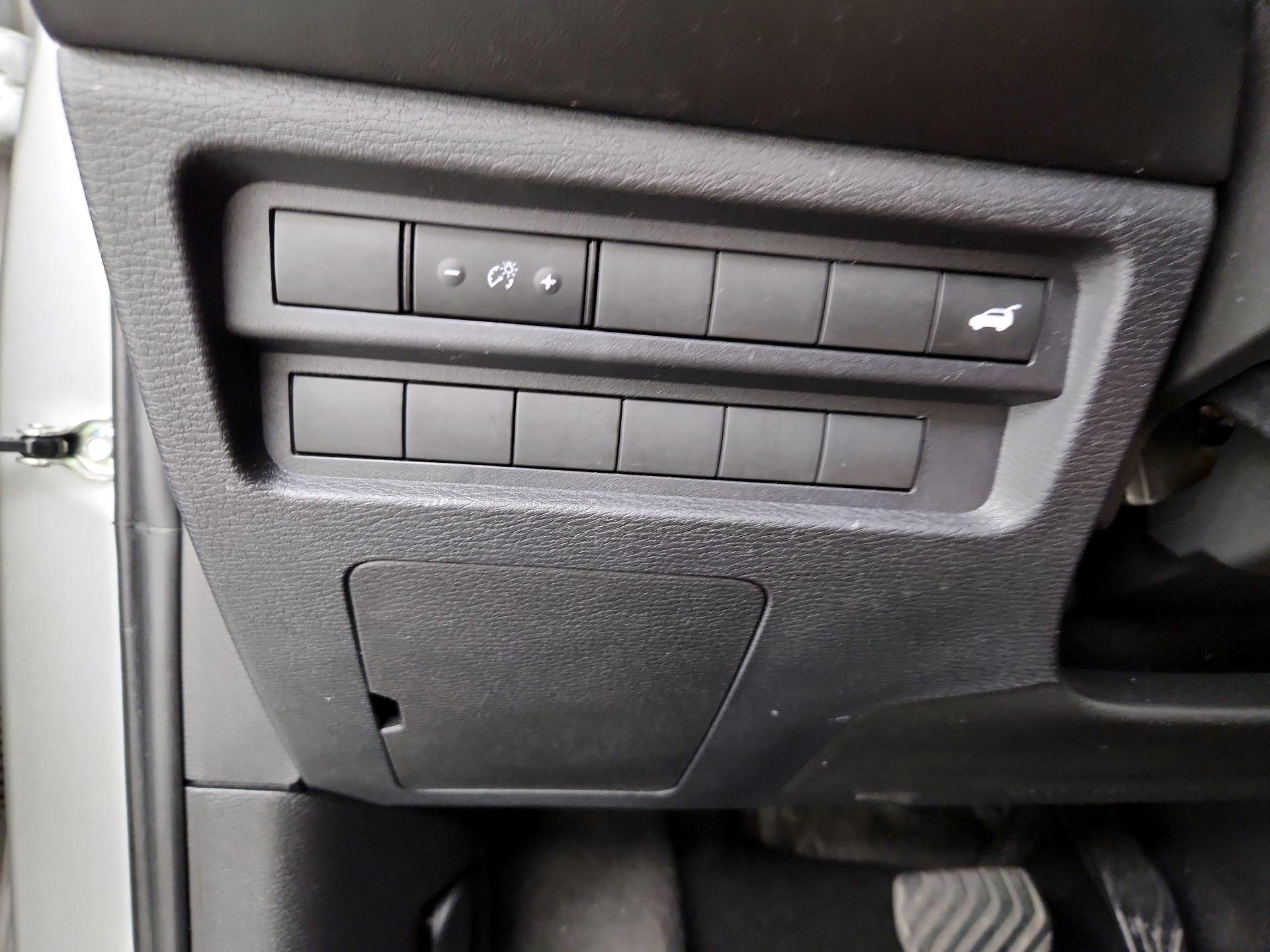 Thumbnail: 2023 Mitsubishi Outlander - 13