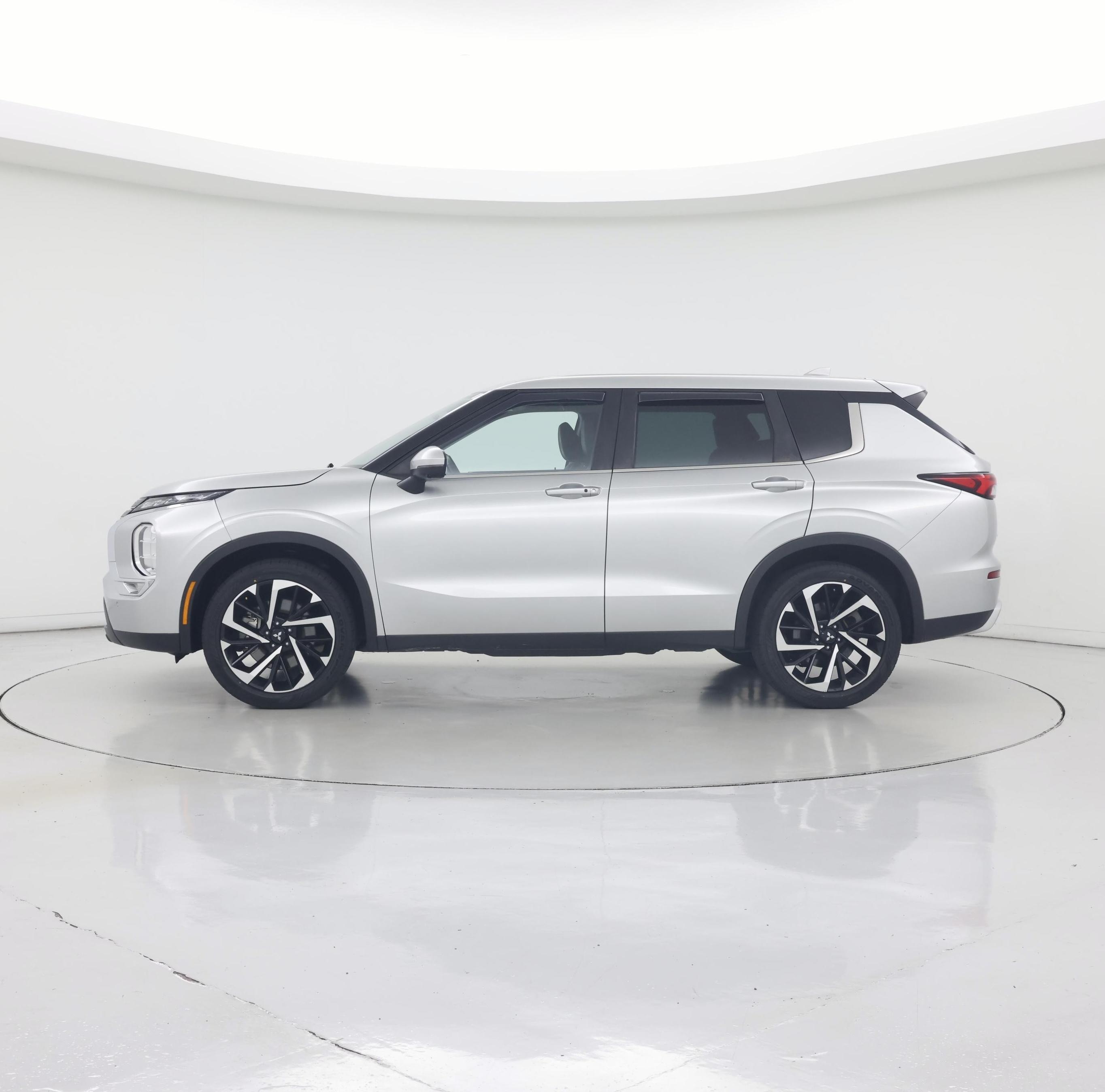Thumbnail: 2023 Mitsubishi Outlander - 3