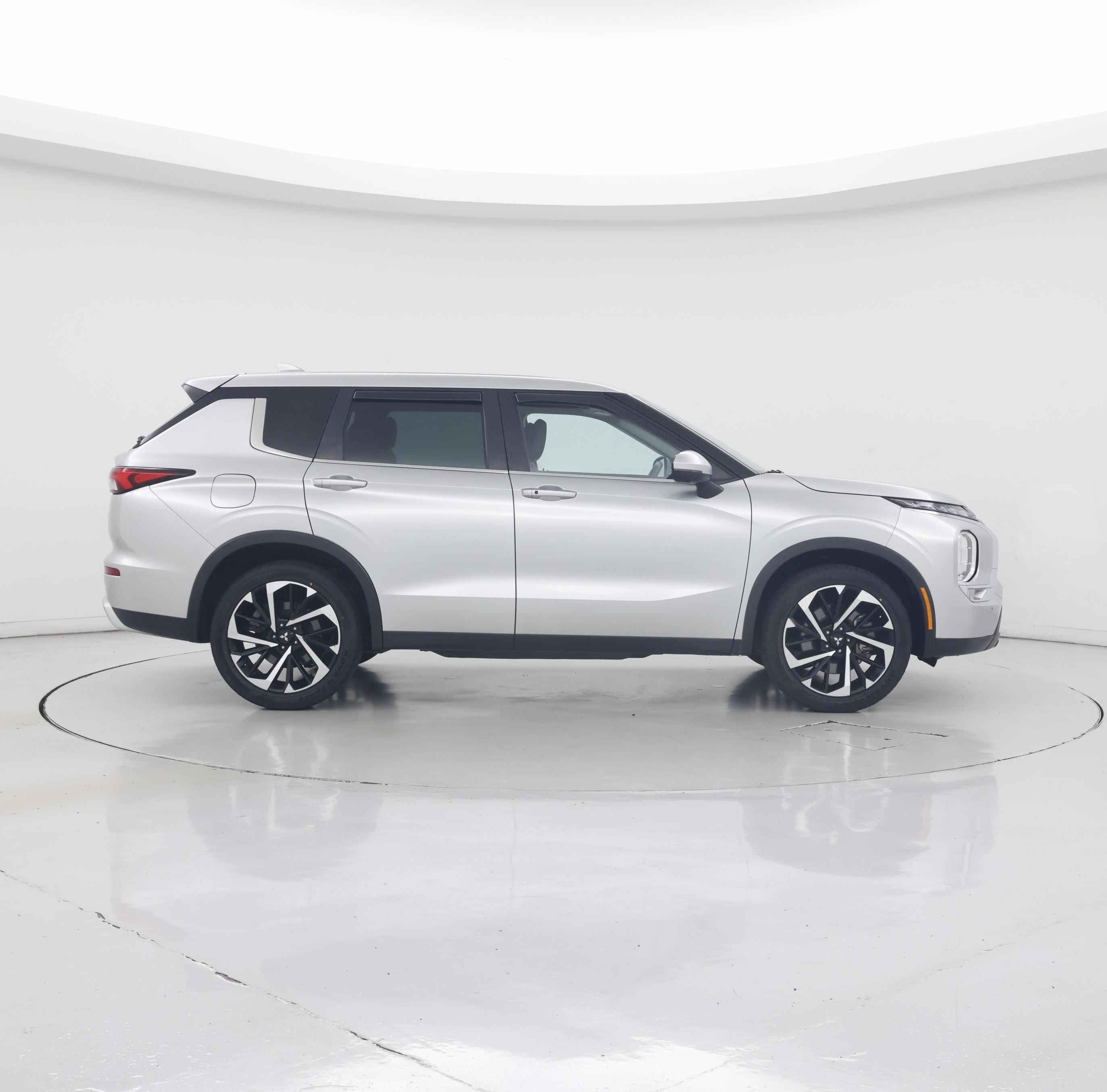 Thumbnail: 2023 Mitsubishi Outlander - 7
