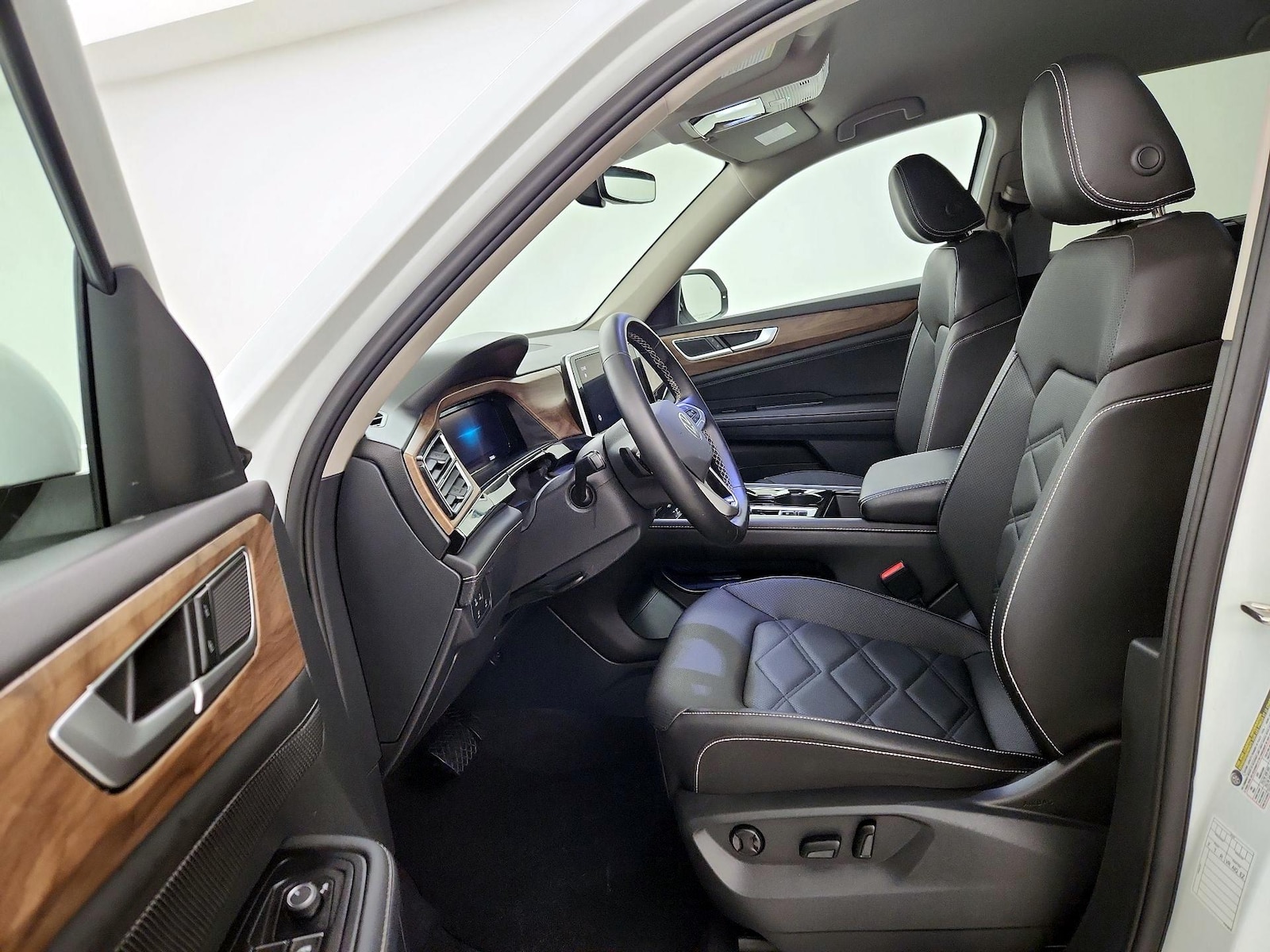 2025 Volkswagen Atlas SE w/Tech - Photo 12